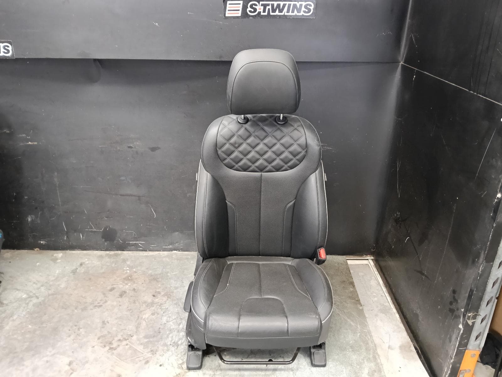 Used auto part listing image: 2023 HYUNDAI SANTA FE FRONT SEAT RH FRONT, TM, LEATHER, BLACK, 03/18-10/23