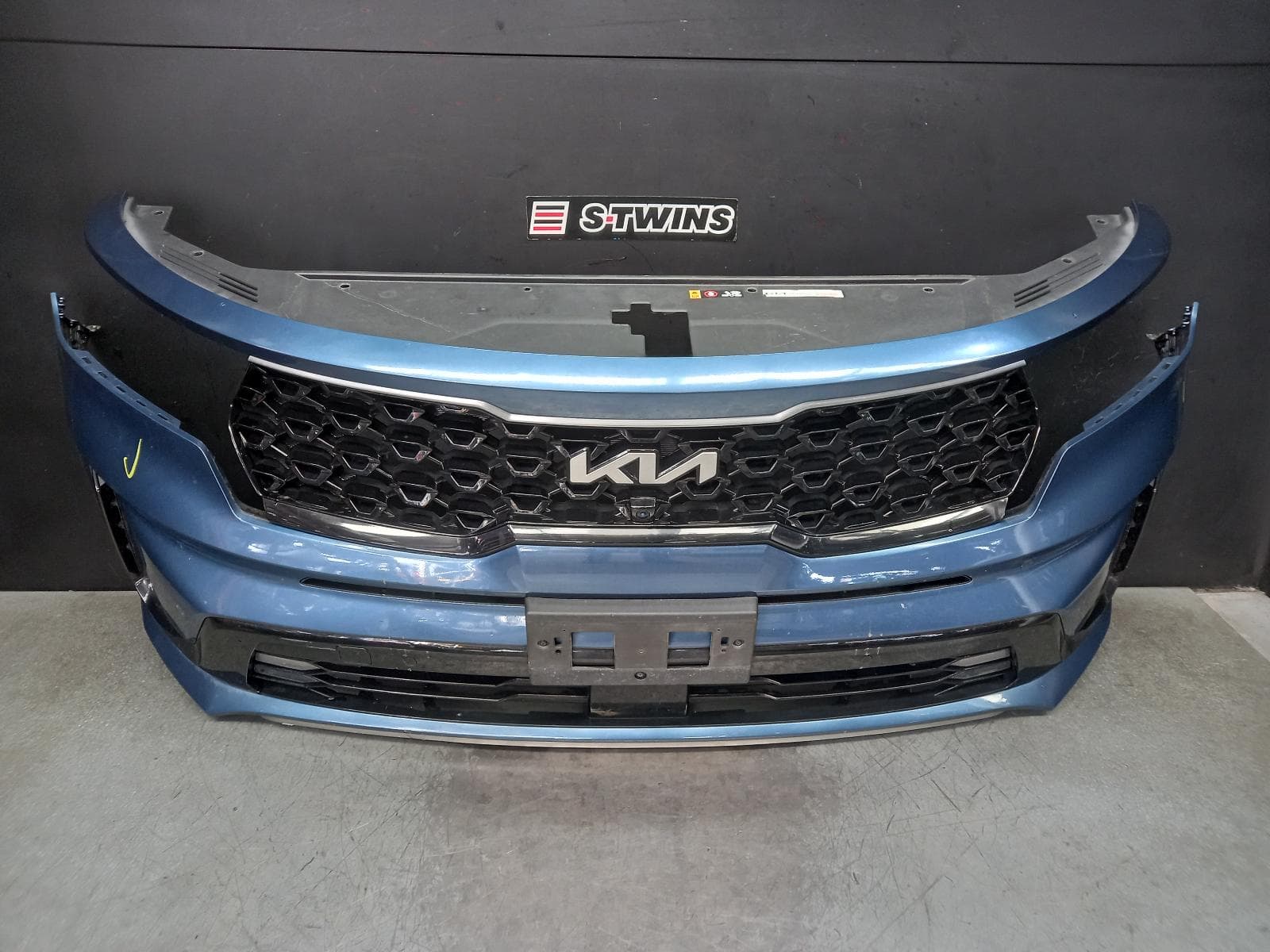 Used auto part listing image: 2022 KIA SORENTO FRONT BUMPER BUMPER BAR, W/ 4 PARK SENSOR TYPE, MQ4, 02/20-09/23 0000400850