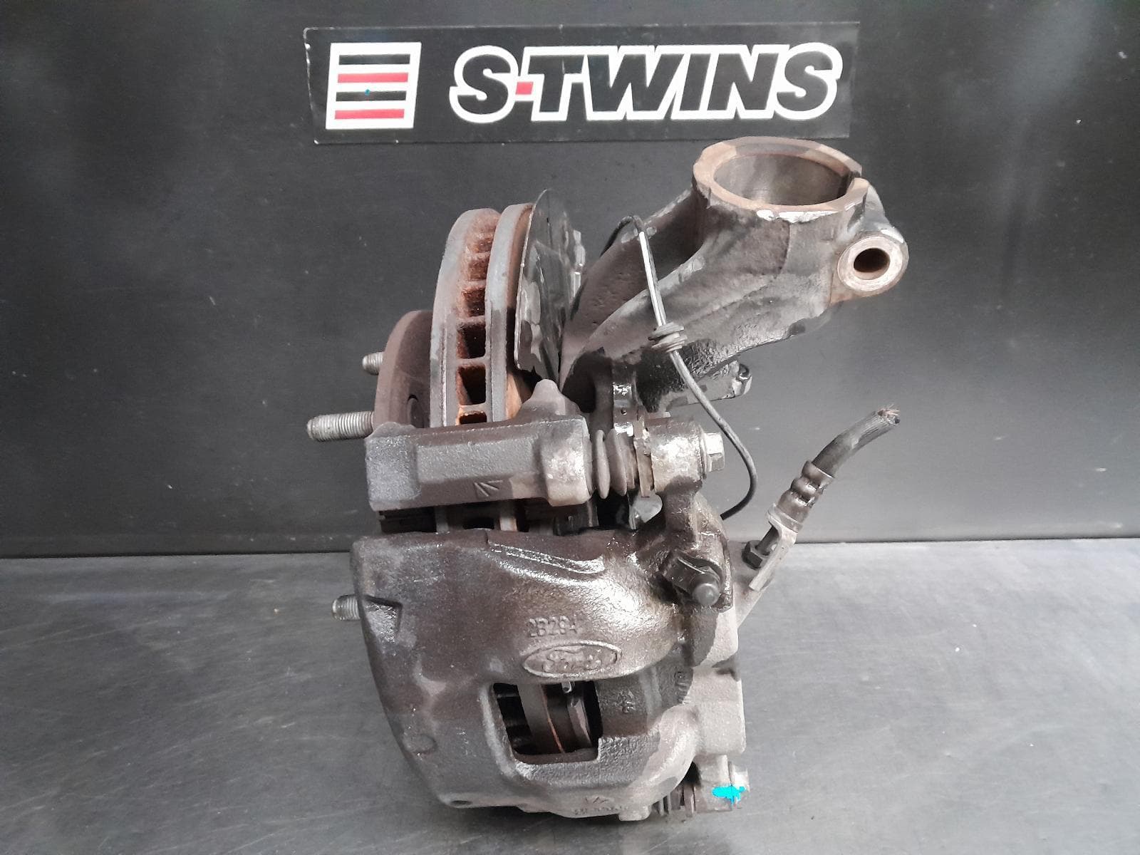 Used auto part listing image: 2019 FORD TRANSIT CUSTOM RIGHT FRONT HUB ASSEMBLY VN, 05/19-08/23 0000291835