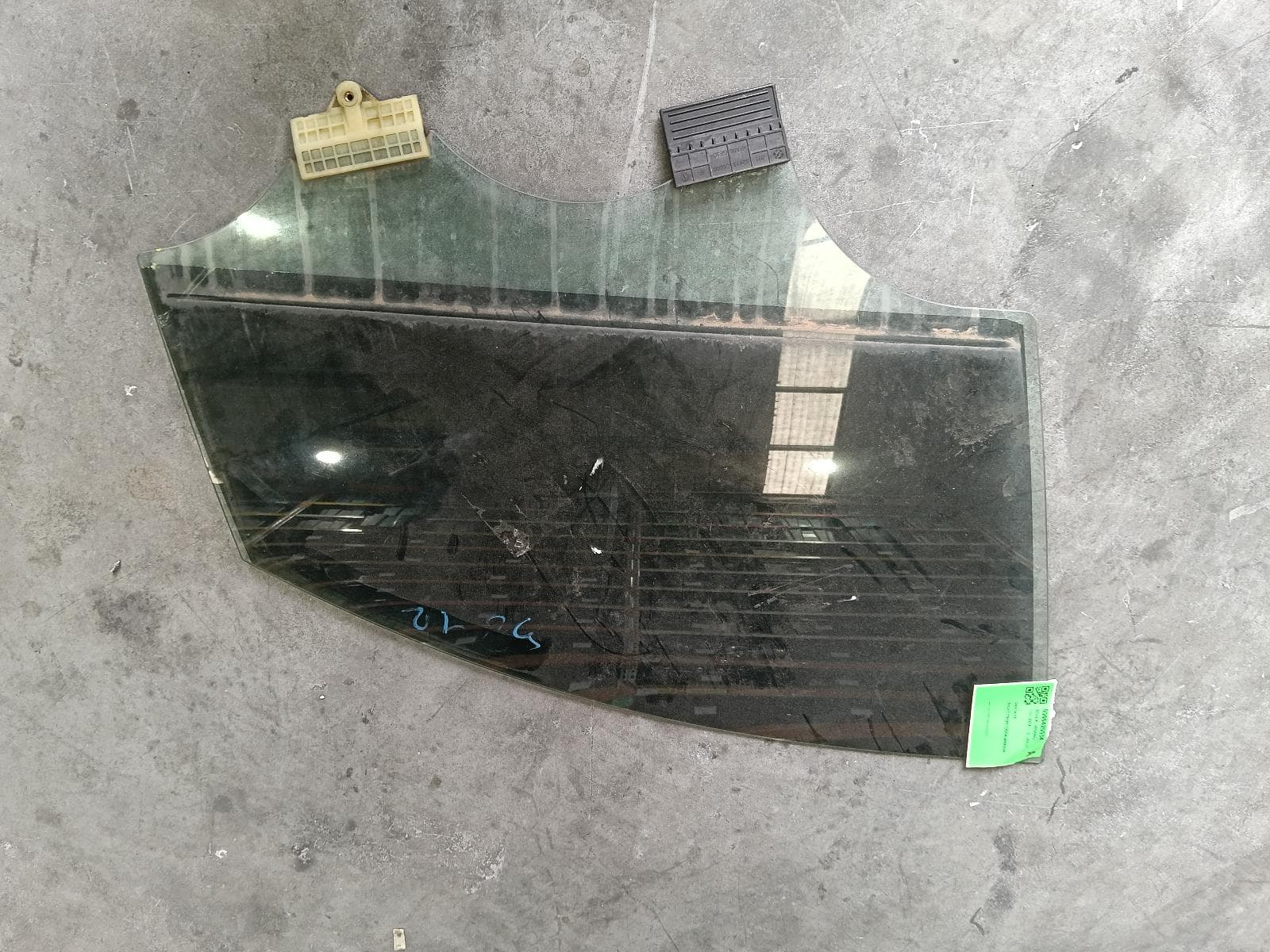 Used auto part listing image: 2018 HYUNDAI SANTA FE RIGHT FRONT DOOR WINDOW DARK TINT TYPE, TM, 03/18-10/23 0000420034