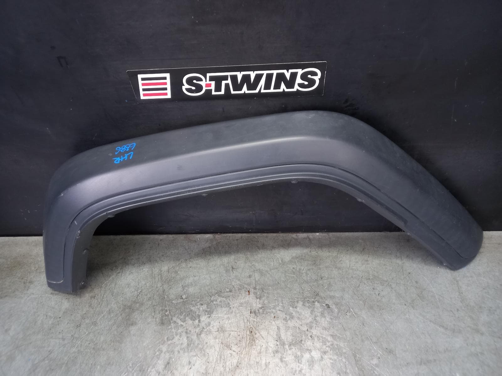 Used auto part listing image: 2020 JEEP WRANGLER WHEEL ARCH FLARE JL, RH REAR, BLACK, 08/18- 0000350850