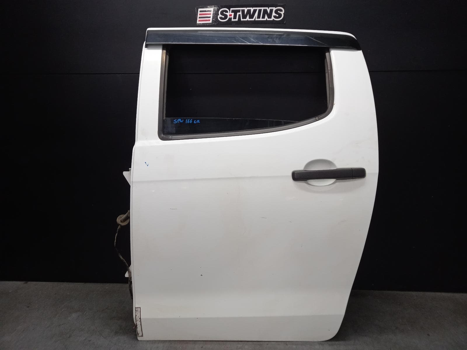 Used auto part listing image: 2016 ISUZU DMAX LEFT REAR DOOR SLIDING RC, DUAL CAB, 05/12-06/20 0000428599
