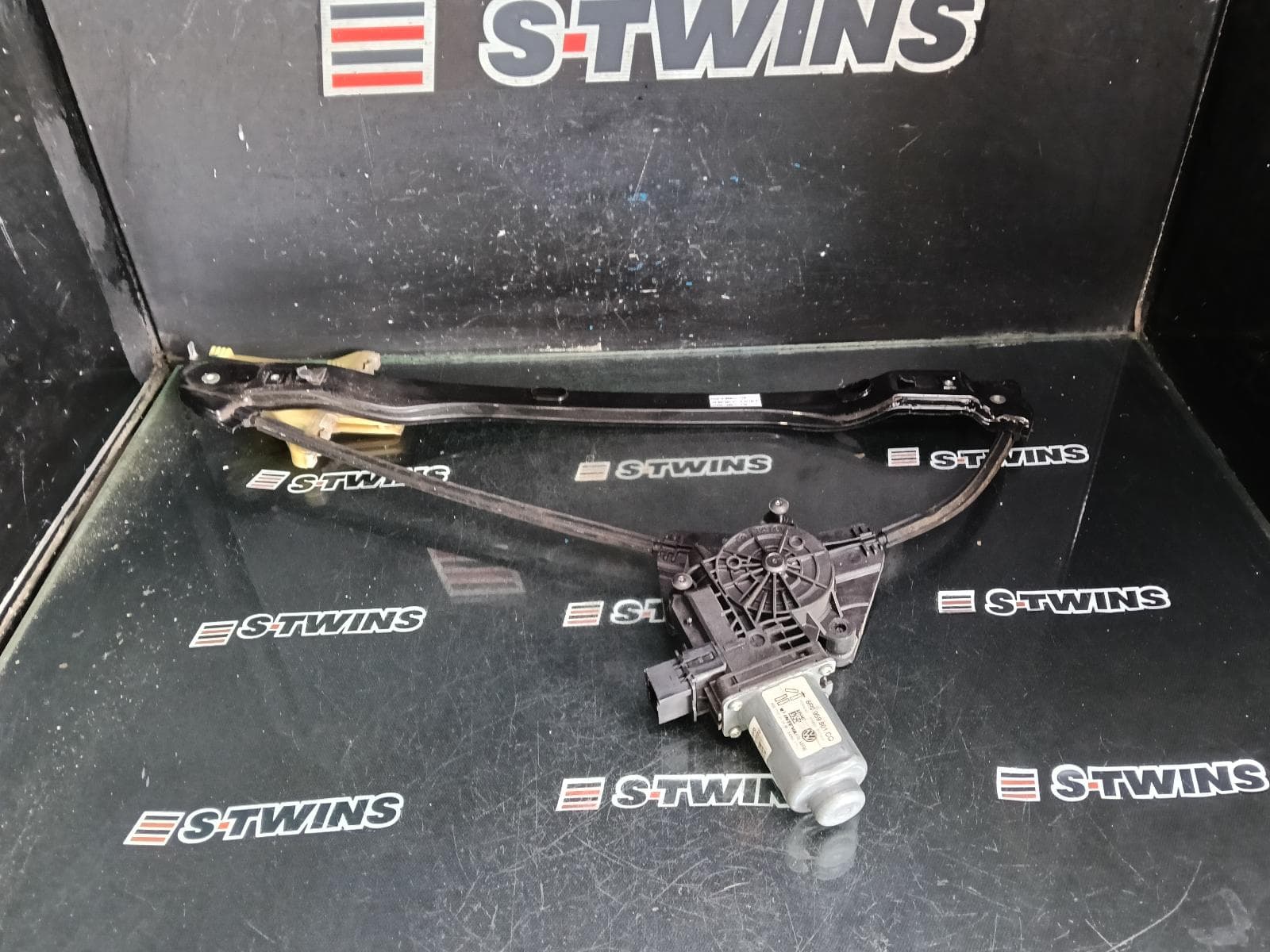 Used auto part listing image: 2019 VOLKSWAGEN AMAROK LEFT FRONT WINDOW REG MOTOR 2H, 10/10-09/22