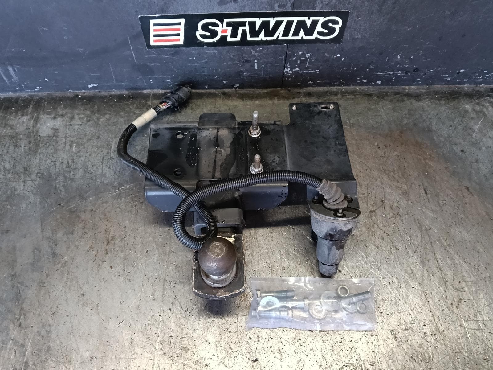 Used auto part listing image: 2019 VOLKSWAGEN AMAROK TOWBAR 2H, W/ REAR BUMPER TYPE, 10/10-09/22