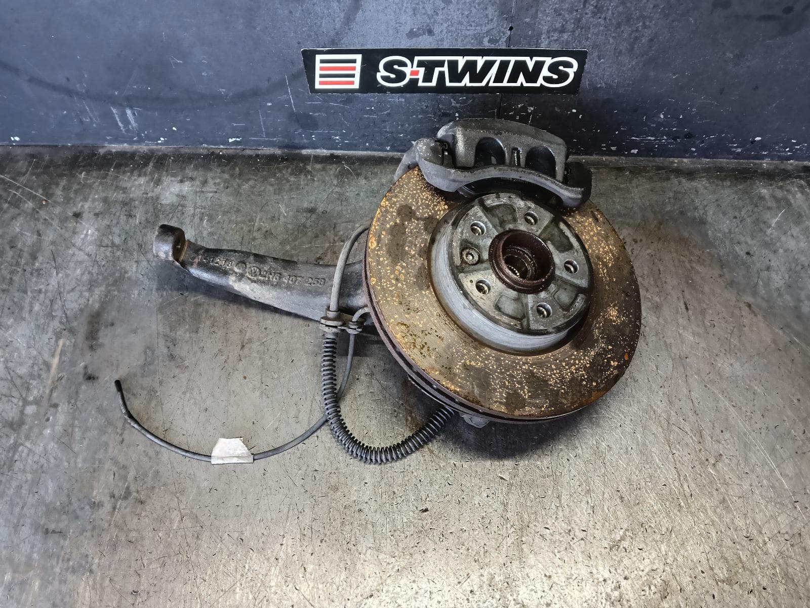 Used auto part listing image: 2019 VOLKSWAGEN AMAROK RIGHT FRONT HUB ASSEMBLY AUTO, AWD, DIESEL, 3.0, 2H, 09/16-09/22