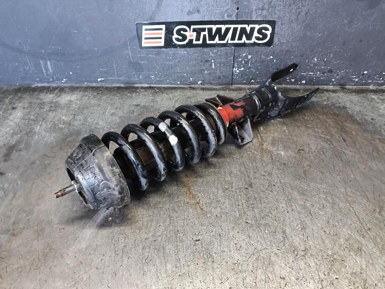 Used auto part listing image: 2019 VOLKSWAGEN AMAROK LEFT FRONT STRUT 2H, 10/10-09/22
