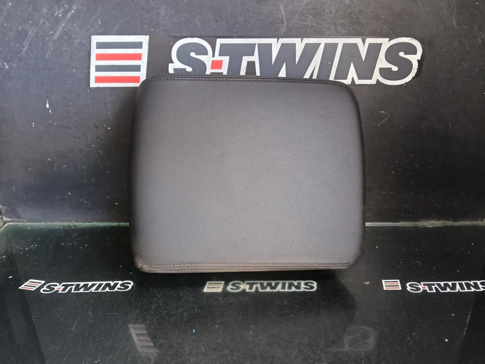 Used auto part listing image: 2019 VOLKSWAGEN AMAROK CONSOLE CONSOLE LID ONLY, 2H, 10/10-09/22