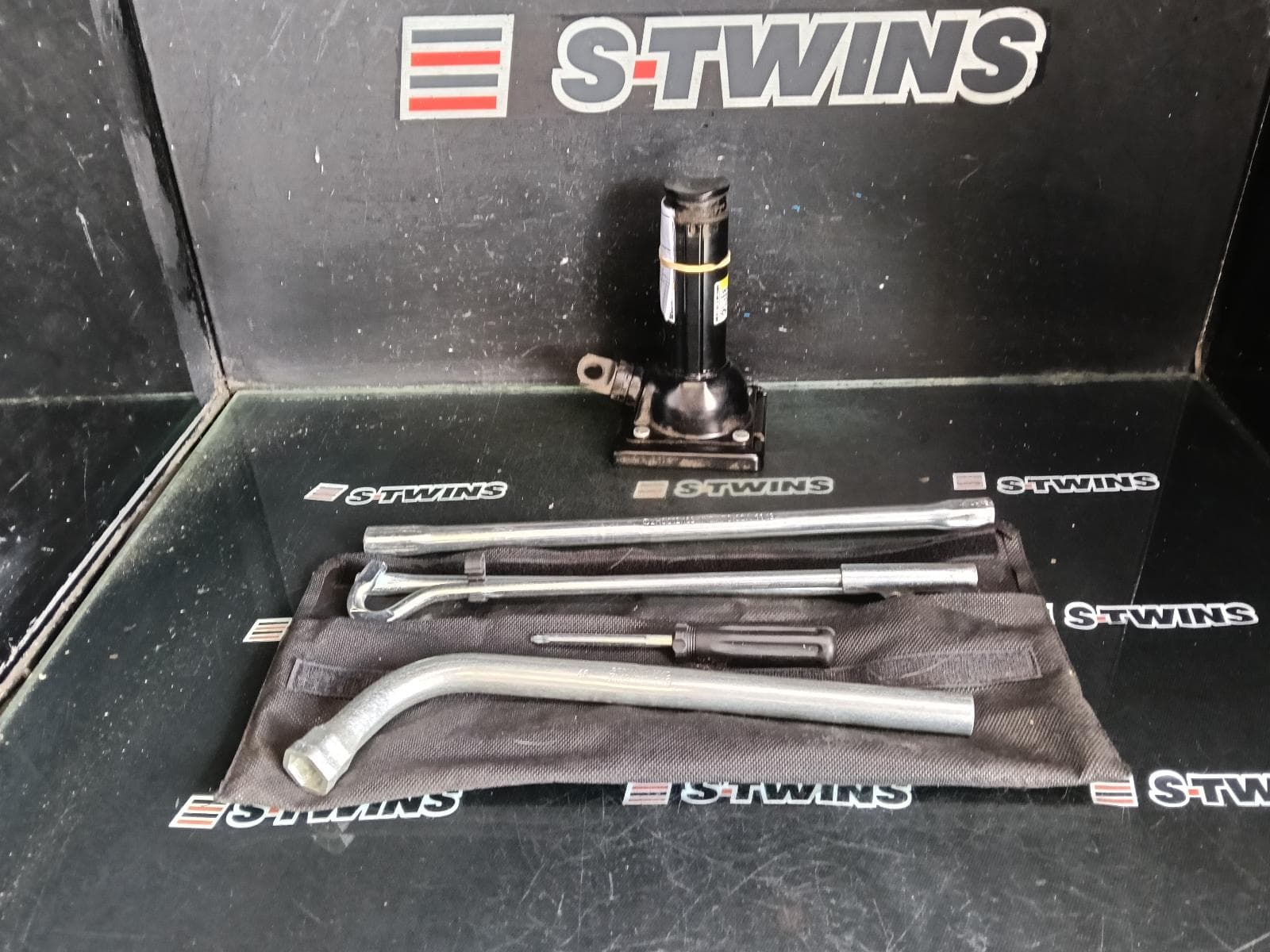 Used auto part listing image: 2019 VOLKSWAGEN AMAROK JACK TOOL KIT 2H, 02/10-09/22