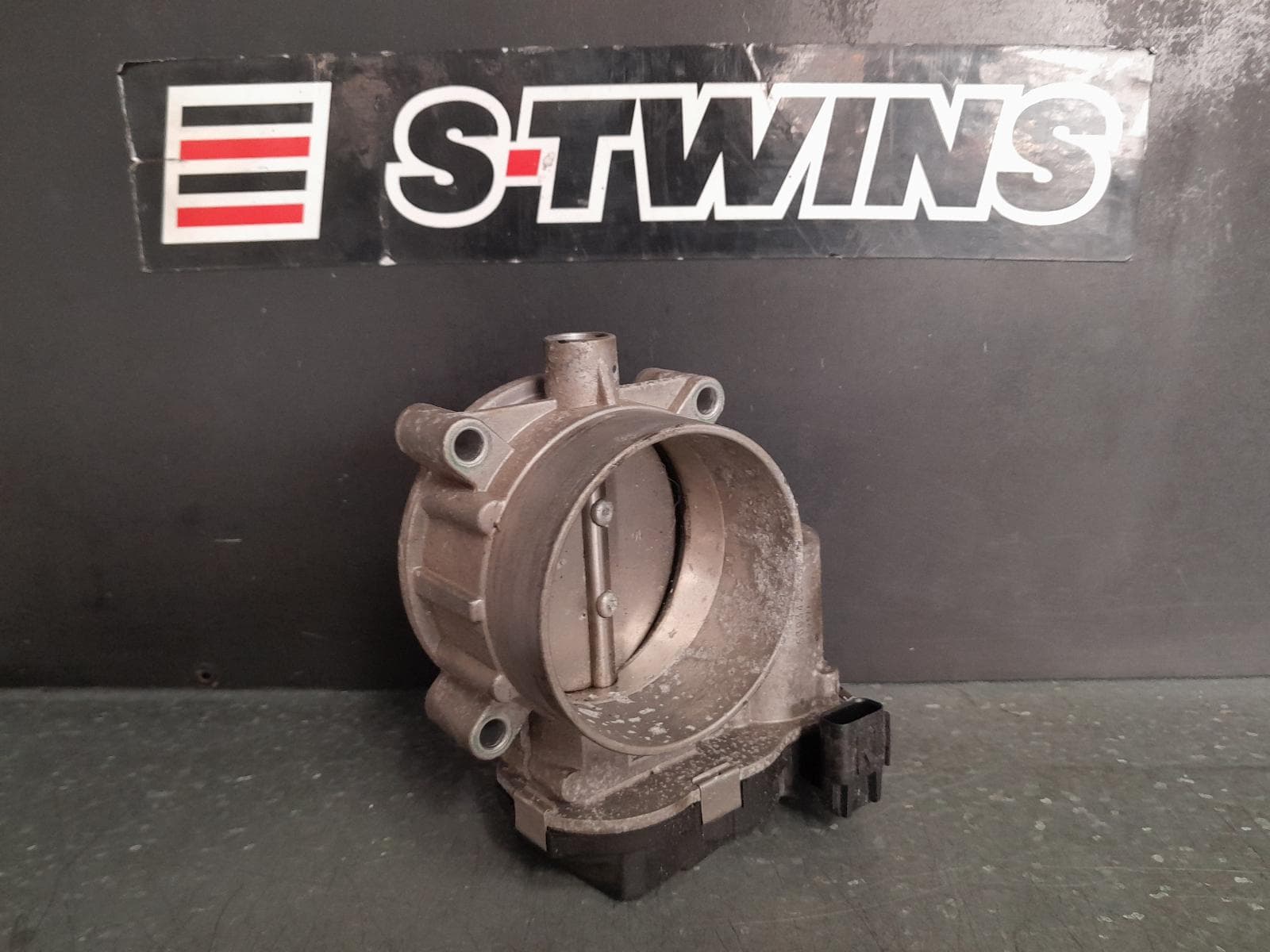 Used auto part listing image: 2020 CHRYSLER 300C THROTTLE BODY 6.4, PETROL, LX, 12/11-12/21 0000333135