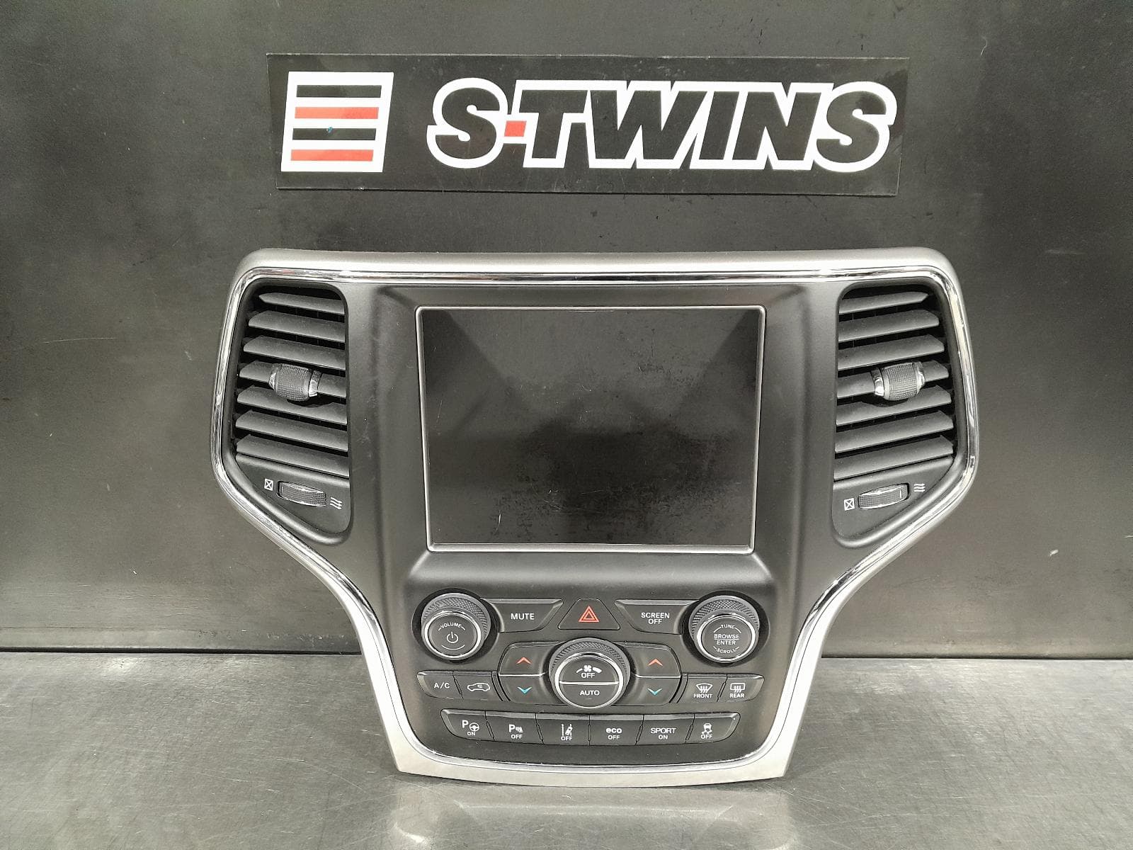 Used auto part listing image: 2018 JEEP GRANDCHEROKEE HEATING/COOLING/STEREO CENTRE CONTROL UNIT ONLY, UCONNECT 8.4IN, W/ ACTIVE PARK ASSIST, NON AUTO START/STOP BUTTON TYPE, WK, 10/16-02/22 0000296549