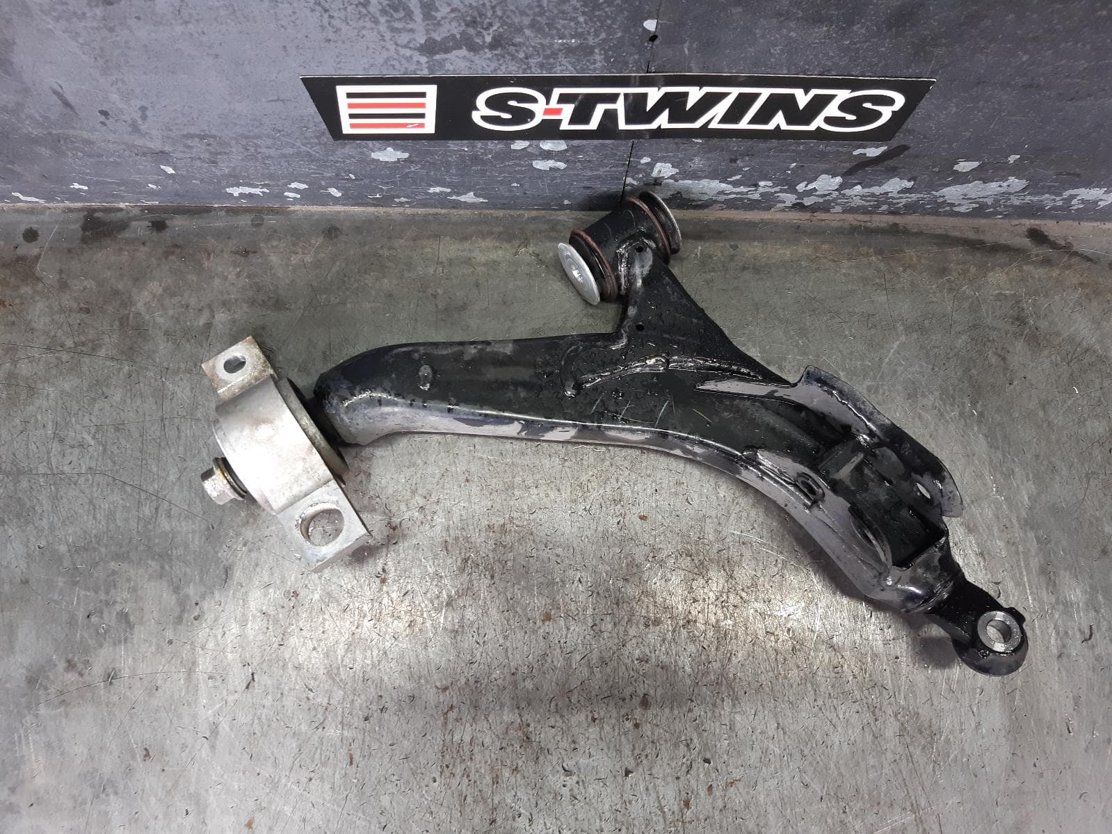Used auto part listing image: 2013 LEXUS IS SERIES RIGHT FRONT LOWER CONTROL ARM XE30, 04/13-09/16 0000307757