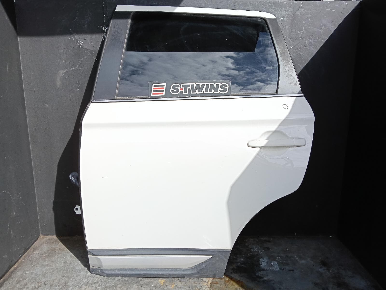Used auto part listing image: 2017 MITSUBISHI OUTLANDER LEFT REAR DOOR SLIDING ZK-ZL, NON PHEV TYPE, 01/15-07/21 0000426572