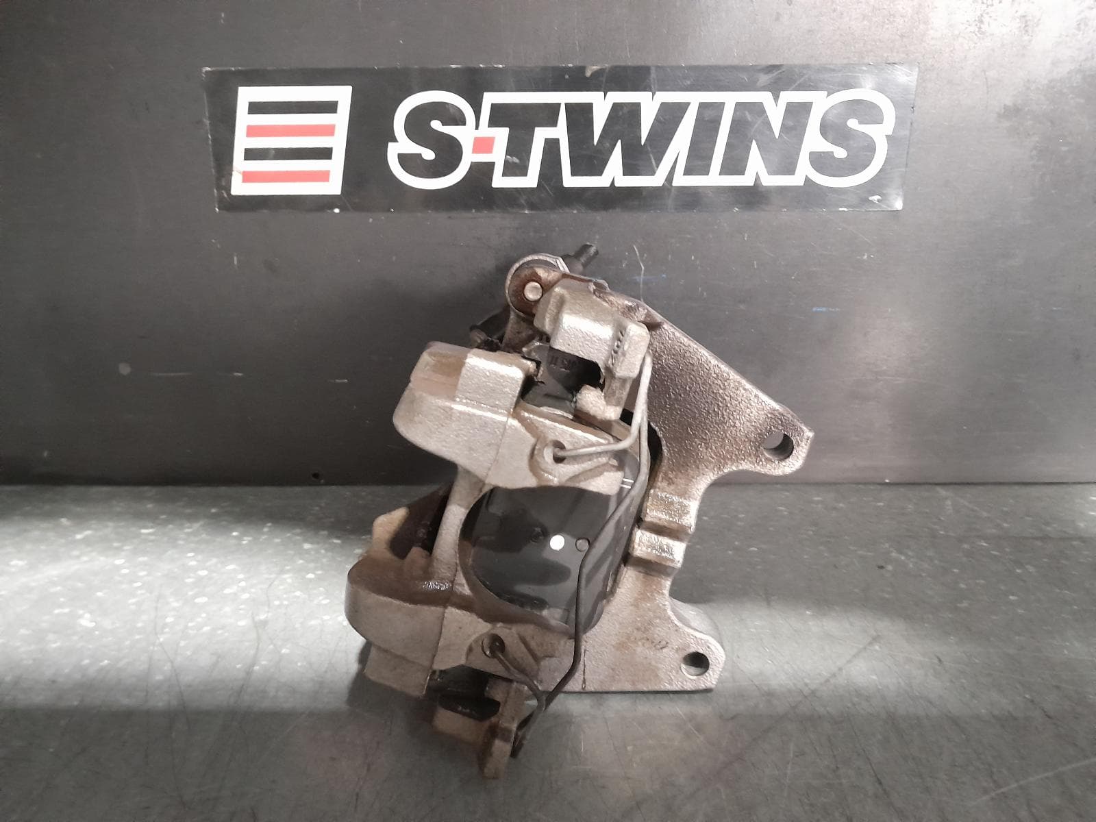Used auto part listing image: 2016 SKODA SUPERB CALIPER LH REAR, AWD, NP, 03/16- 0000343703