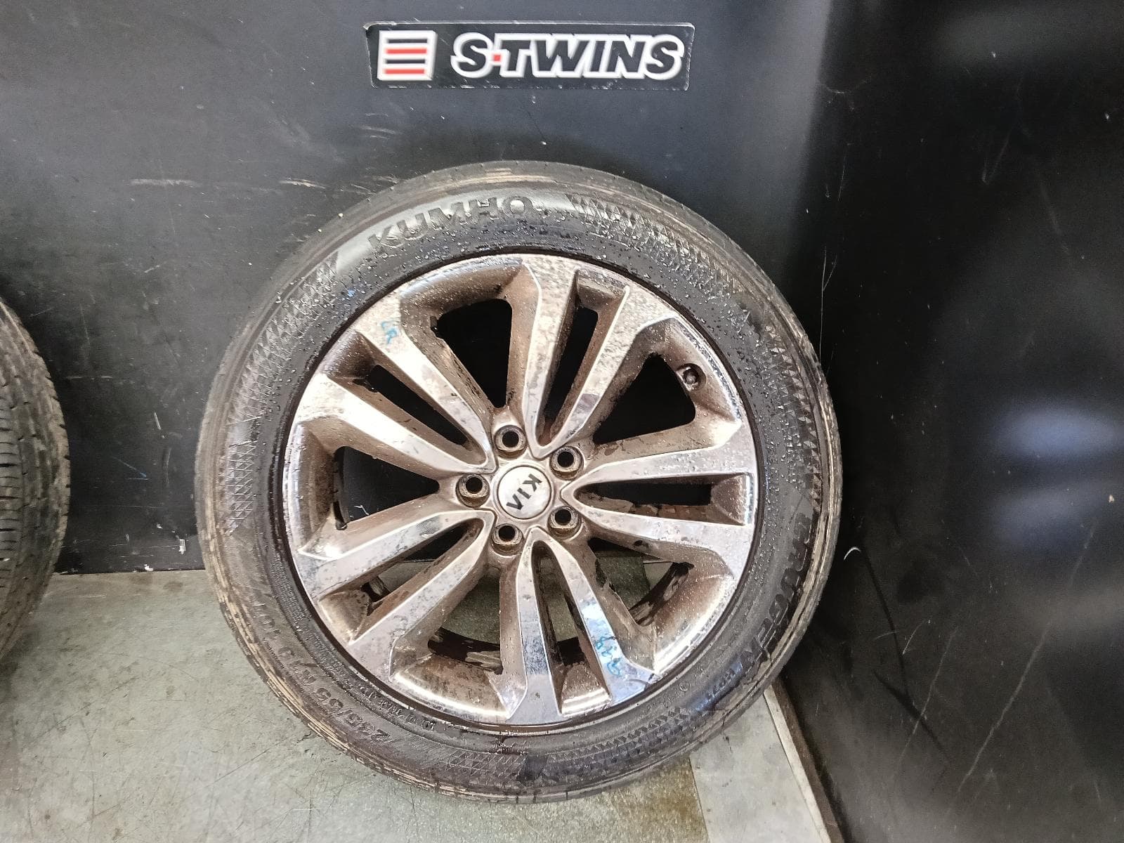 Used auto part listing image: 2017 KIA CARNIVAL/GRAND CARNIVAL WHEEL MAG FACTORY, 5 DUAL SPOKE, SILVER CHROME, 19X7.5IN, YP, 12/14-10/20 0000428789