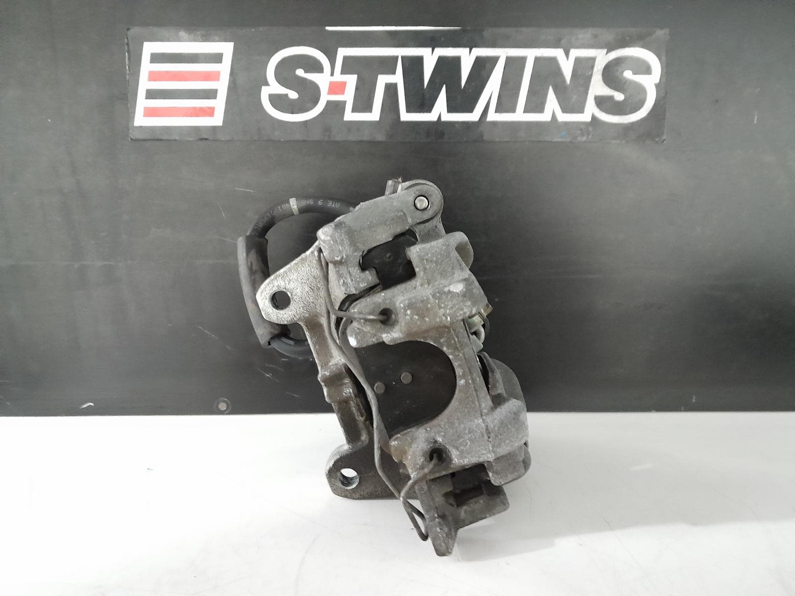 Used auto part listing image: 2017 FORD ESCAPE CALIPER ZG, LH REAR, 09/16-05/20 0000312491