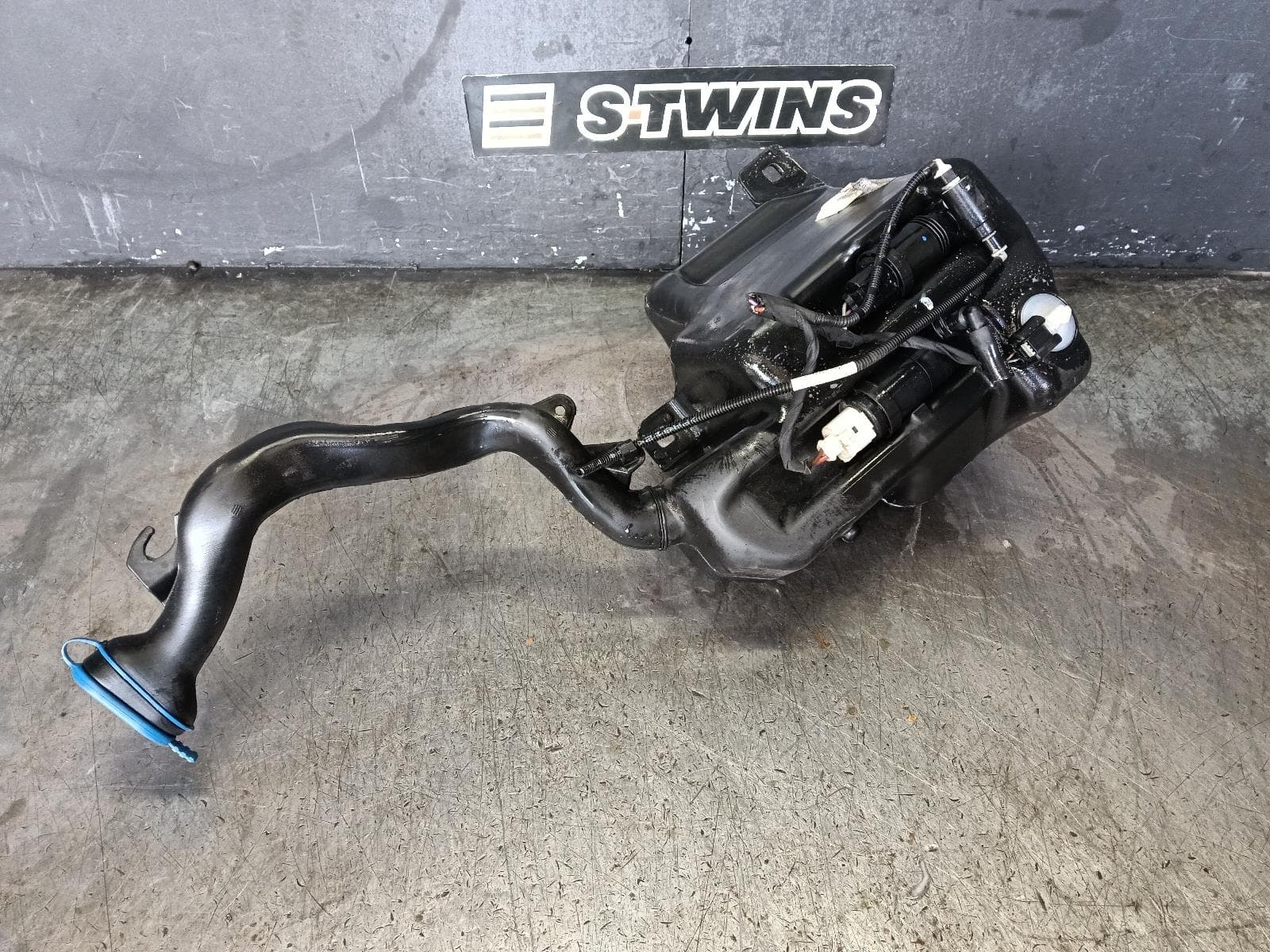 Used auto part listing image: 2015 MERCEDES GLA CLASS WASHER BOTTLE X156, W/ H/LAMP WASHER TYPE, 04/14-06/16 0000428852