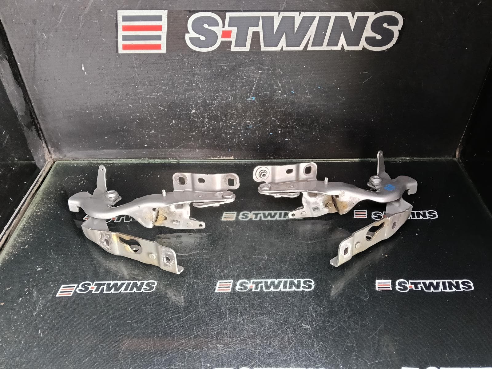Used auto part listing image: 2015 MERCEDES GLA CLASS BONNET HINGE STRUT X156, HINGES (PAIR), 04/14-01/20 0000428857