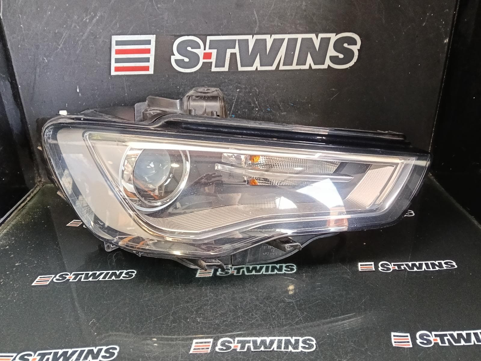 Used auto part listing image: 2015 AUDI A3 RIGHT HEADLAMP 8V, SEDAN/CABRIO, XENON TYPE, 12/13-07/16 0000428862