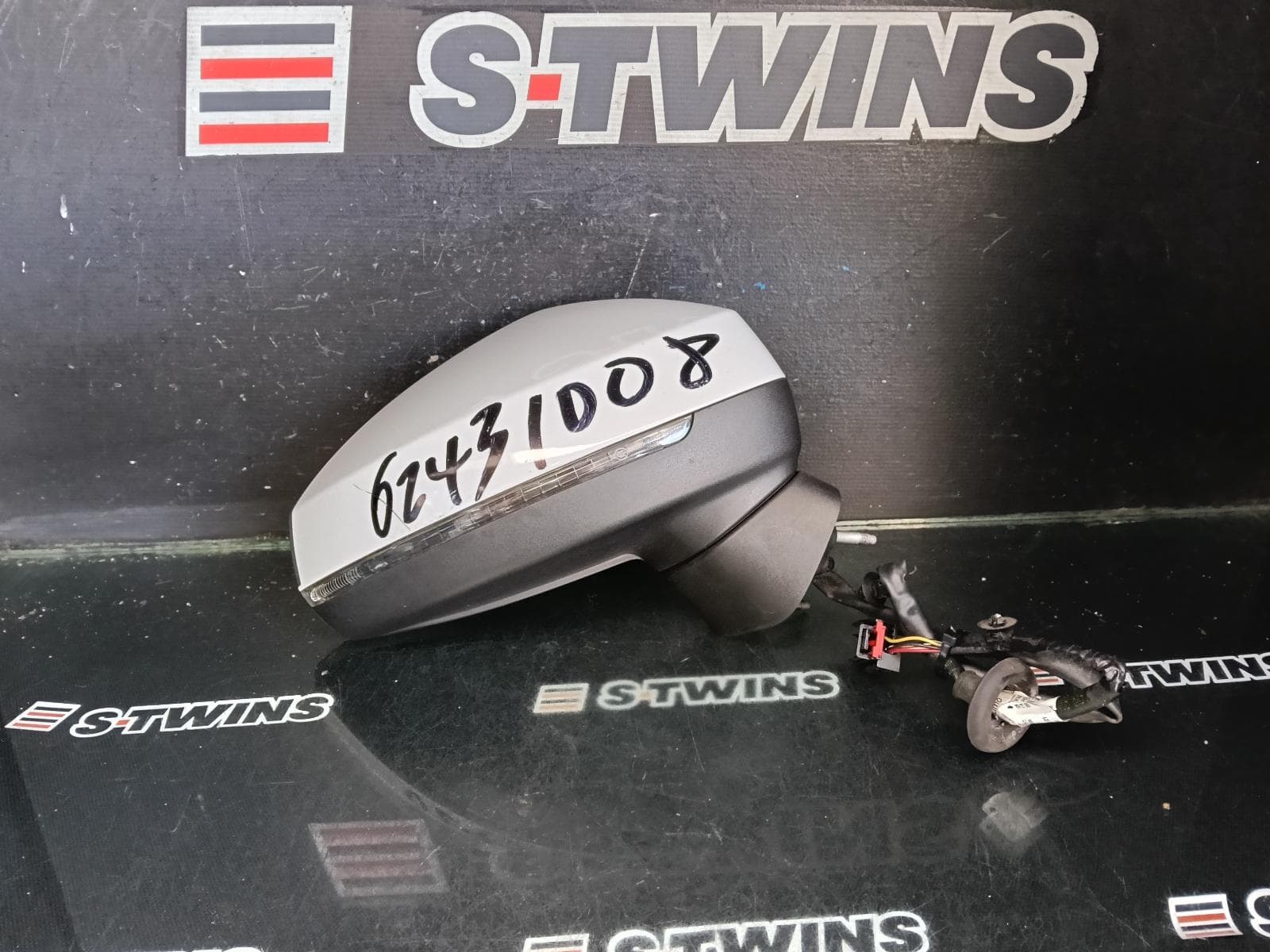 Used auto part listing image: 2015 AUDI A3 RIGHT DOOR MIRROR 8V, A3, SEDAN, MANUAL FOLD, NON LANE CHANGE ASSIST TYPE (6XC/7Y0), 11/13-10/20 0000428865