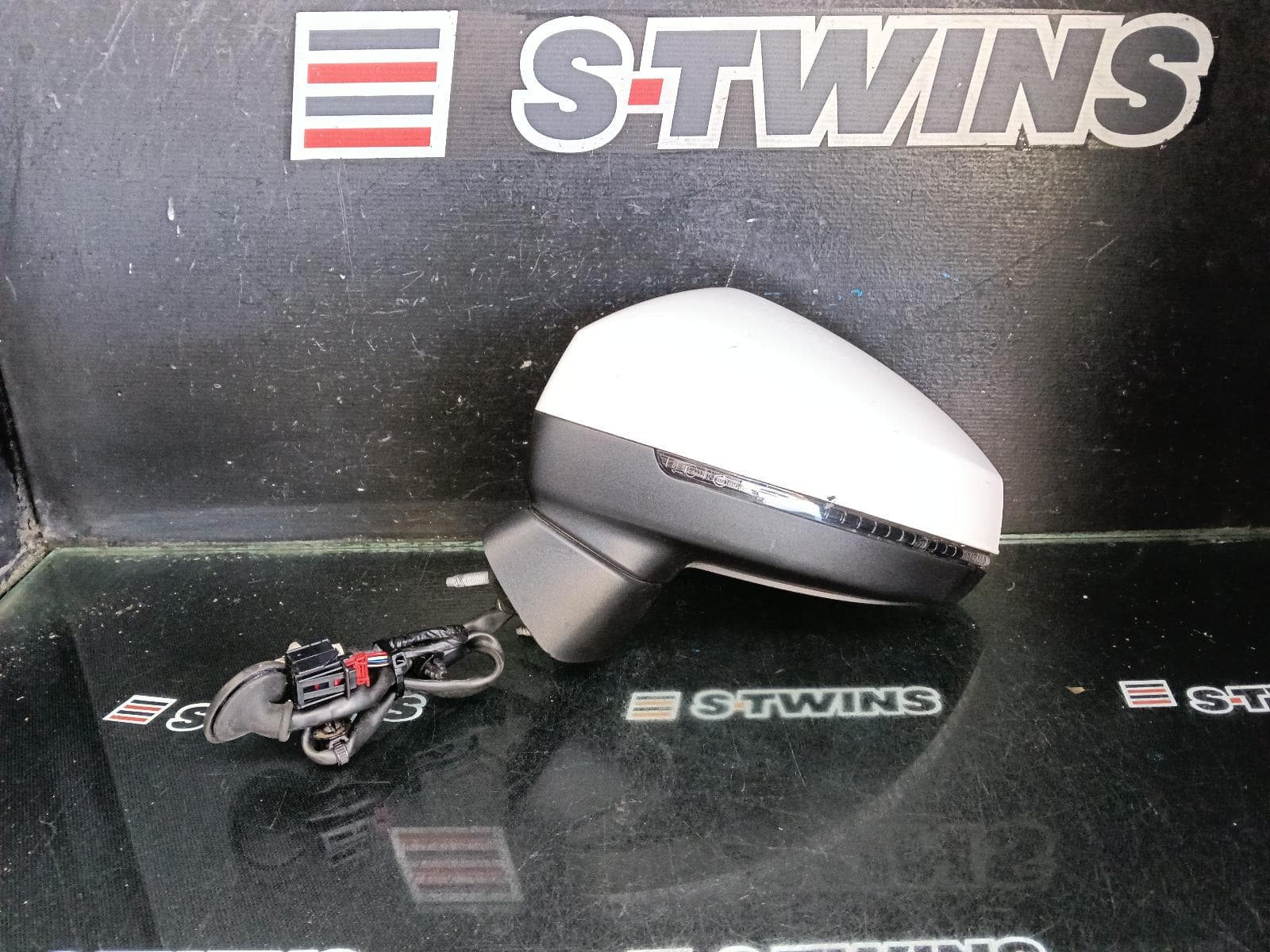 Used auto part listing image: 2015 AUDI A3 LEFT DOOR MIRROR 8V, A3, SEDAN, MANUAL FOLD, NON LANE CHANGE ASSIST TYPE (6XC/7Y0), 11/13-10/20 0000428864