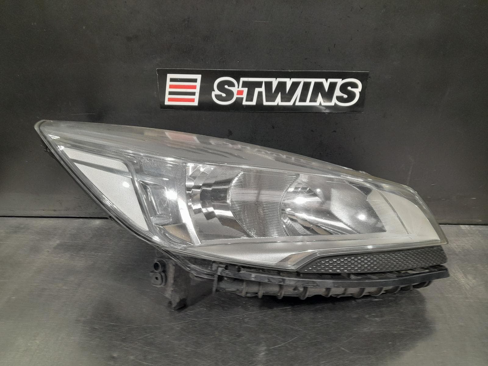 Used auto part listing image: 2013 FORD KUGA RIGHT HEADLAMP TF, HALOGEN, TREND/AMBIENTE, 11/12-09/16 0000273124