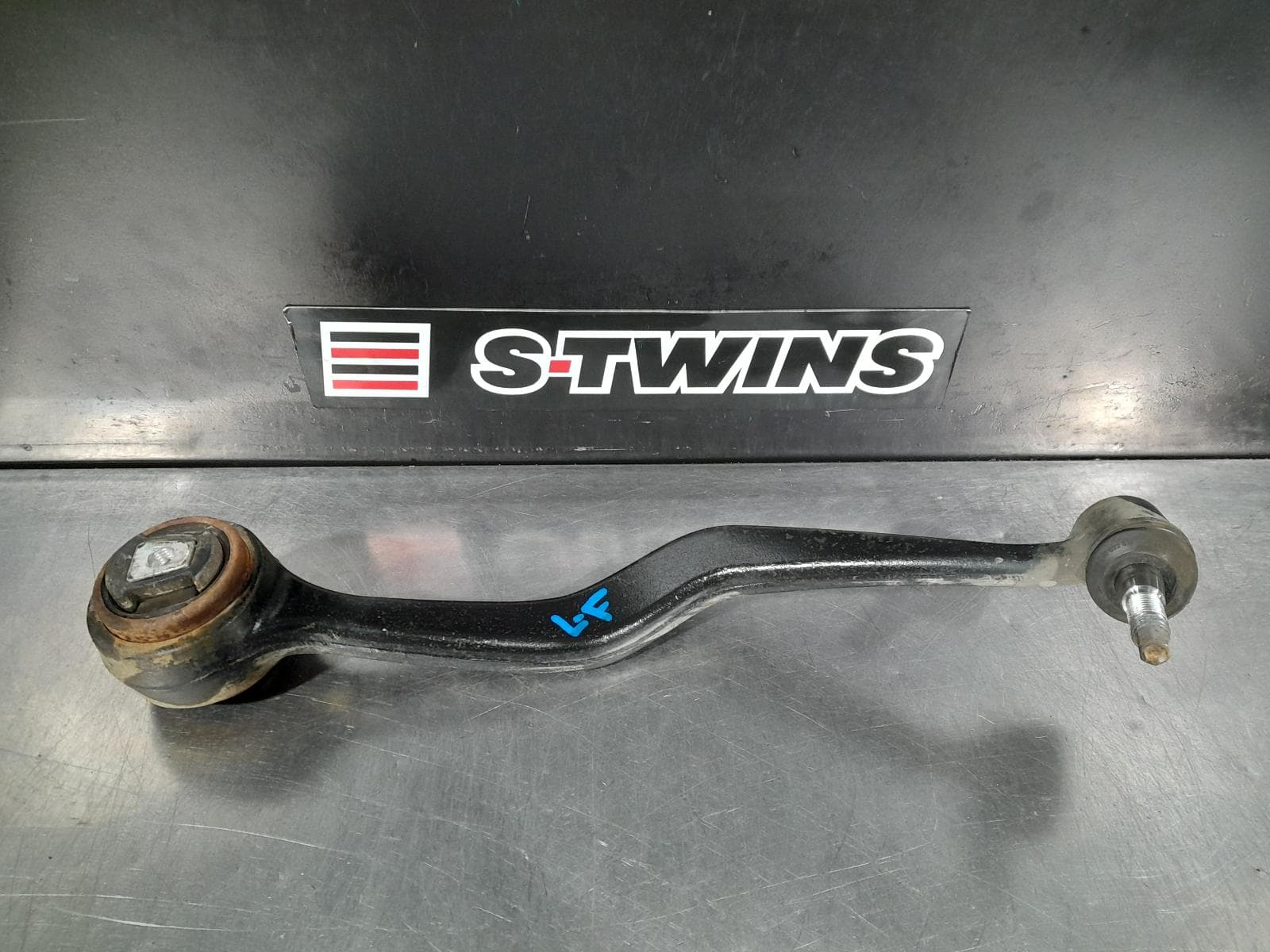 Used auto part listing image: 2011 HOLDEN COMMODORE LEFT FRONT LOWER CONTROL ARM MAIN FRONT LOWER ARM, VE, 08/06-05/13 0000280014