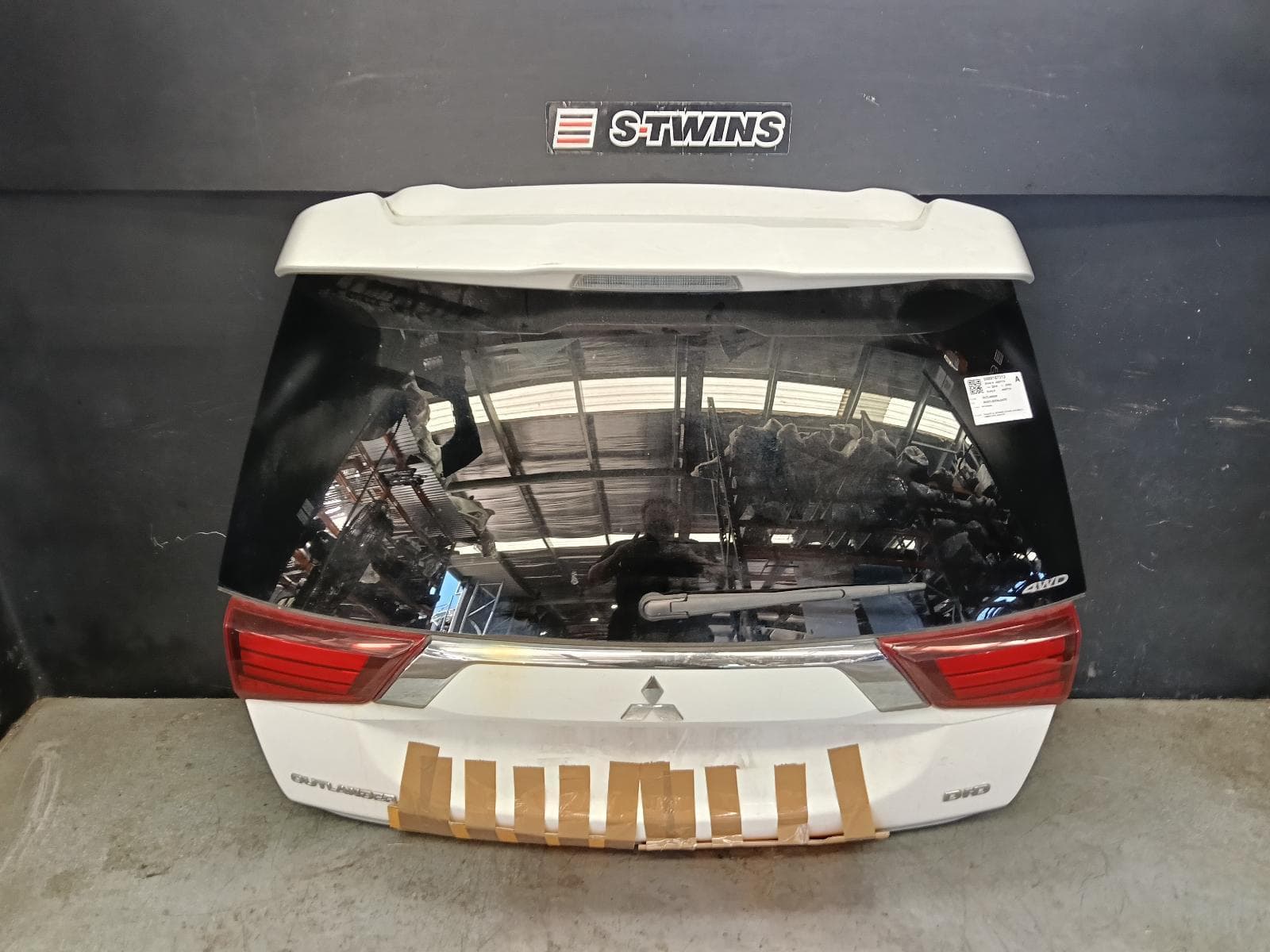 Used auto part listing image: 2019 MITSUBISHI OUTLANDER BOOTLID TAILGATE TAILGATE, ZL, NON POWER LIFTGATE, SPOILERED, W/ CAMERA TYPE, 04/18-07/21 0000428816