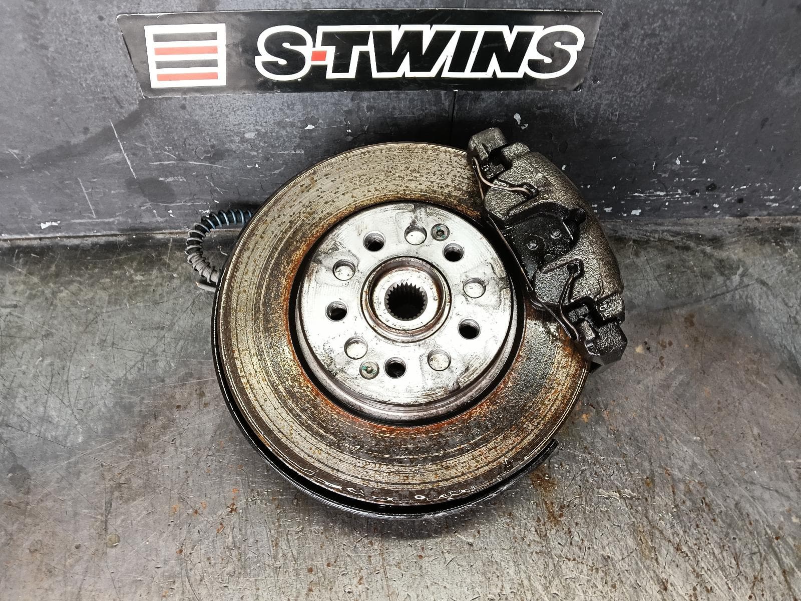 Used auto part listing image: 2019 MG ZS RIGHT FRONT HUB ASSEMBLY AZS1, 09/17-06/25