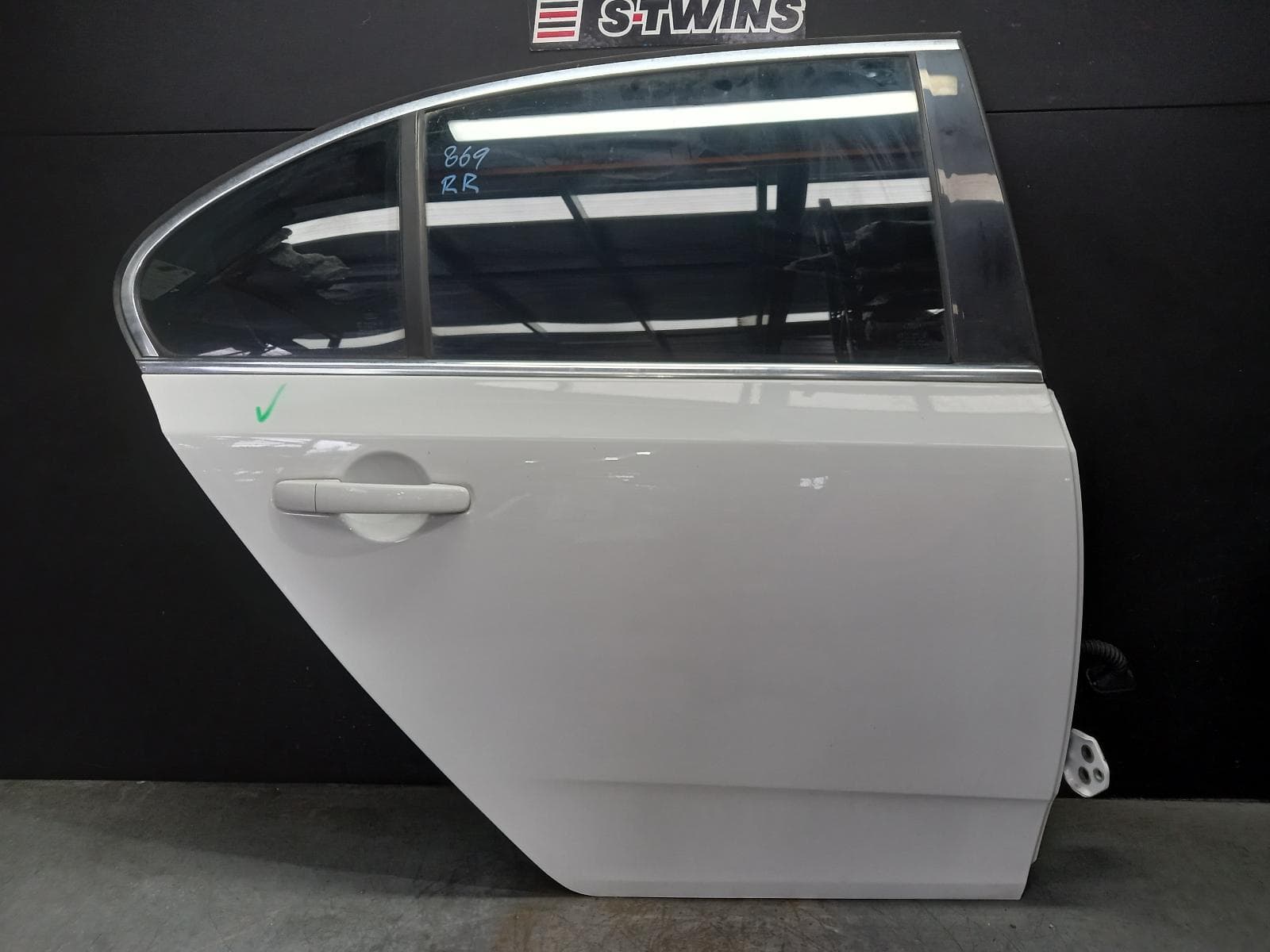 Used auto part listing image: 2016 FORD FALCON RIGHT REAR DOOR SLIDING FG-FGX, 05/08-12/16 0000403709