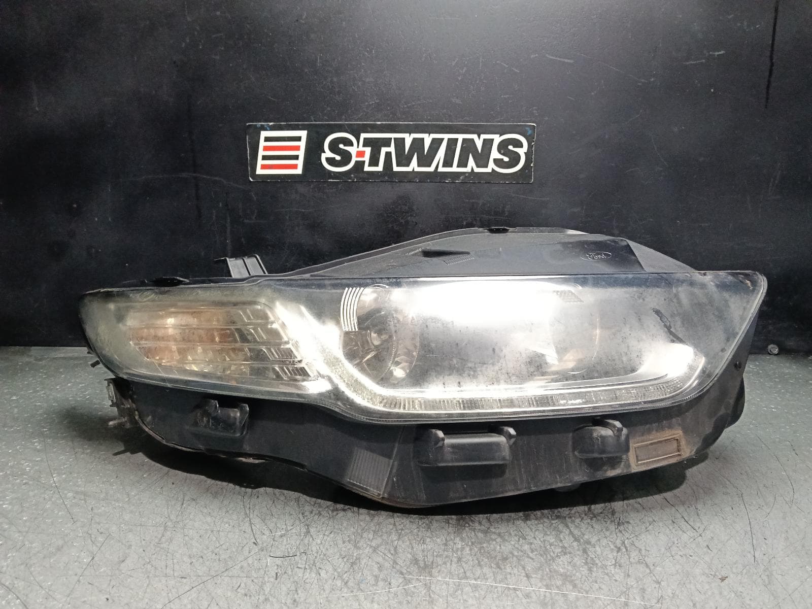 Used auto part listing image: 2016 FORD FALCON RIGHT HEADLAMP FGX, SEDAN, G6E, 10/14-12/16 0000404200