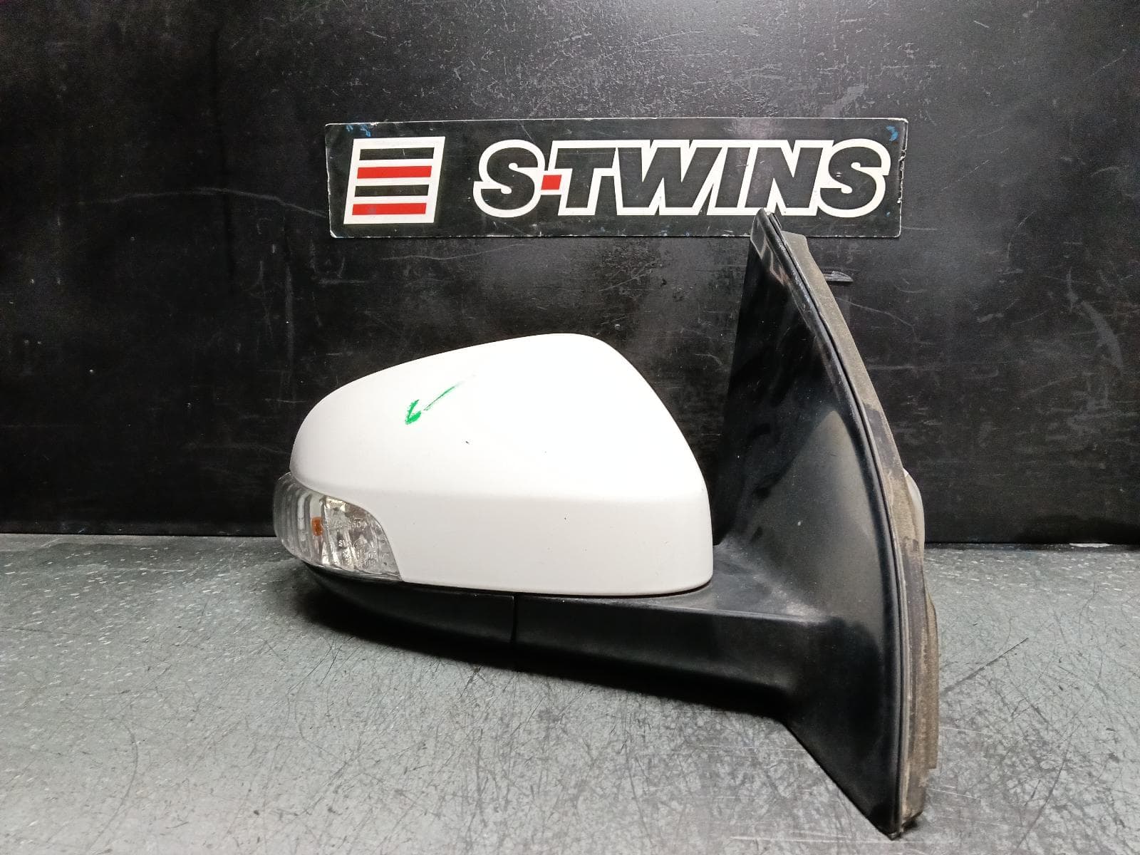 Used auto part listing image: 2016 FORD FALCON RIGHT DOOR MIRROR FG-FGX, W/ INDICATOR TYPE, G6E, 05/08-12/16 0000404204