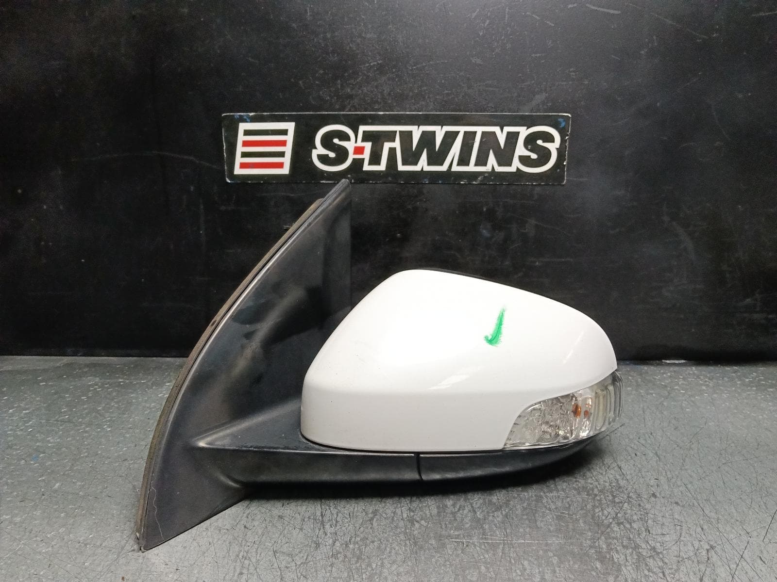 Used auto part listing image: 2016 FORD FALCON LEFT DOOR MIRROR FG-FGX, W/ INDICATOR TYPE, G6E, 05/08-12/16 0000404205
