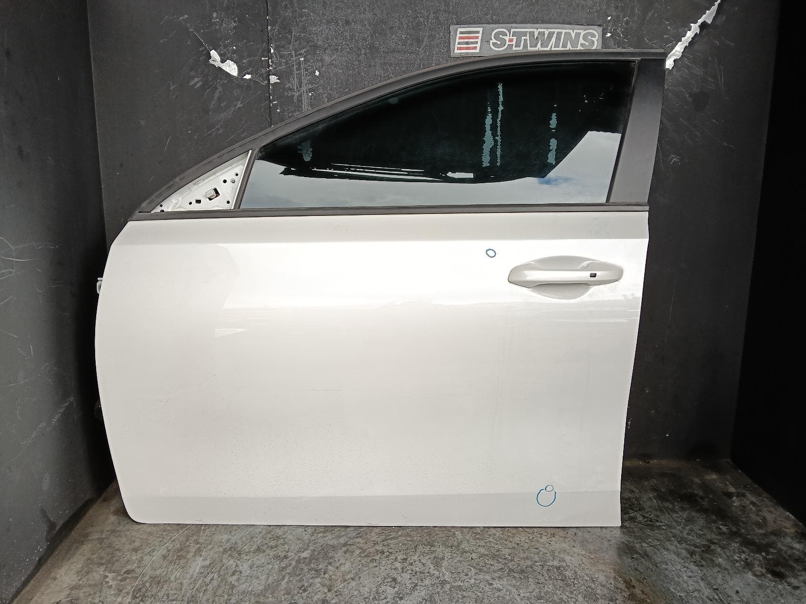 Used auto part listing image: 2023 KIA CERATO LEFT FRONT DOOR BD, 04/18-09/24 0000401061