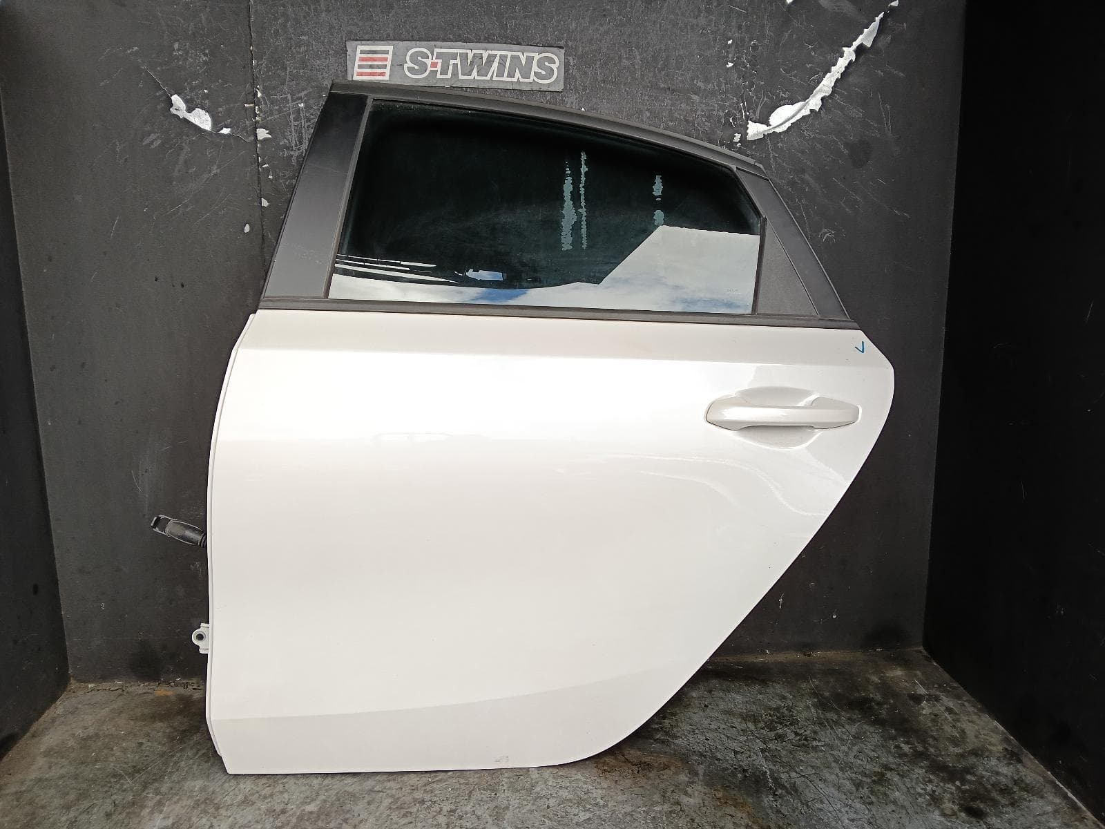 Used auto part listing image: 2023 KIA CERATO LEFT REAR DOOR SLIDING BD, SEDAN, 04/18-09/24 0000401063