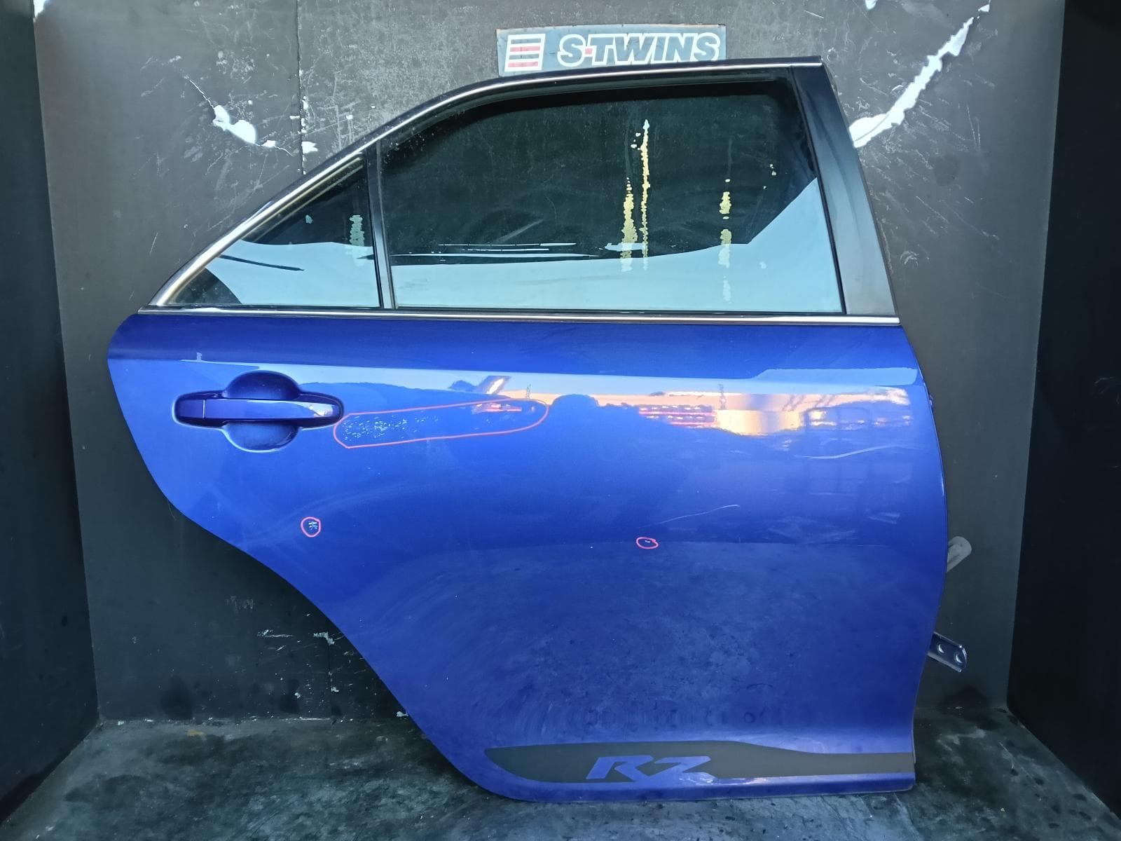 Used auto part listing image: 2015 TOYOTA CAMRY RIGHT REAR DOOR SLIDING ASV50/AVV50/ASV50R, 11/11-03/15 0000399898