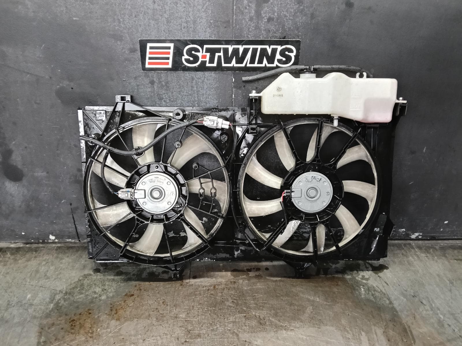 Used auto part listing image: 2015 TOYOTA CAMRY FAN DUAL FAN ASSY (SHROUD AND FANS), 2.5, 2AR-FE, ASV50, 11/11-10/17 0000400192