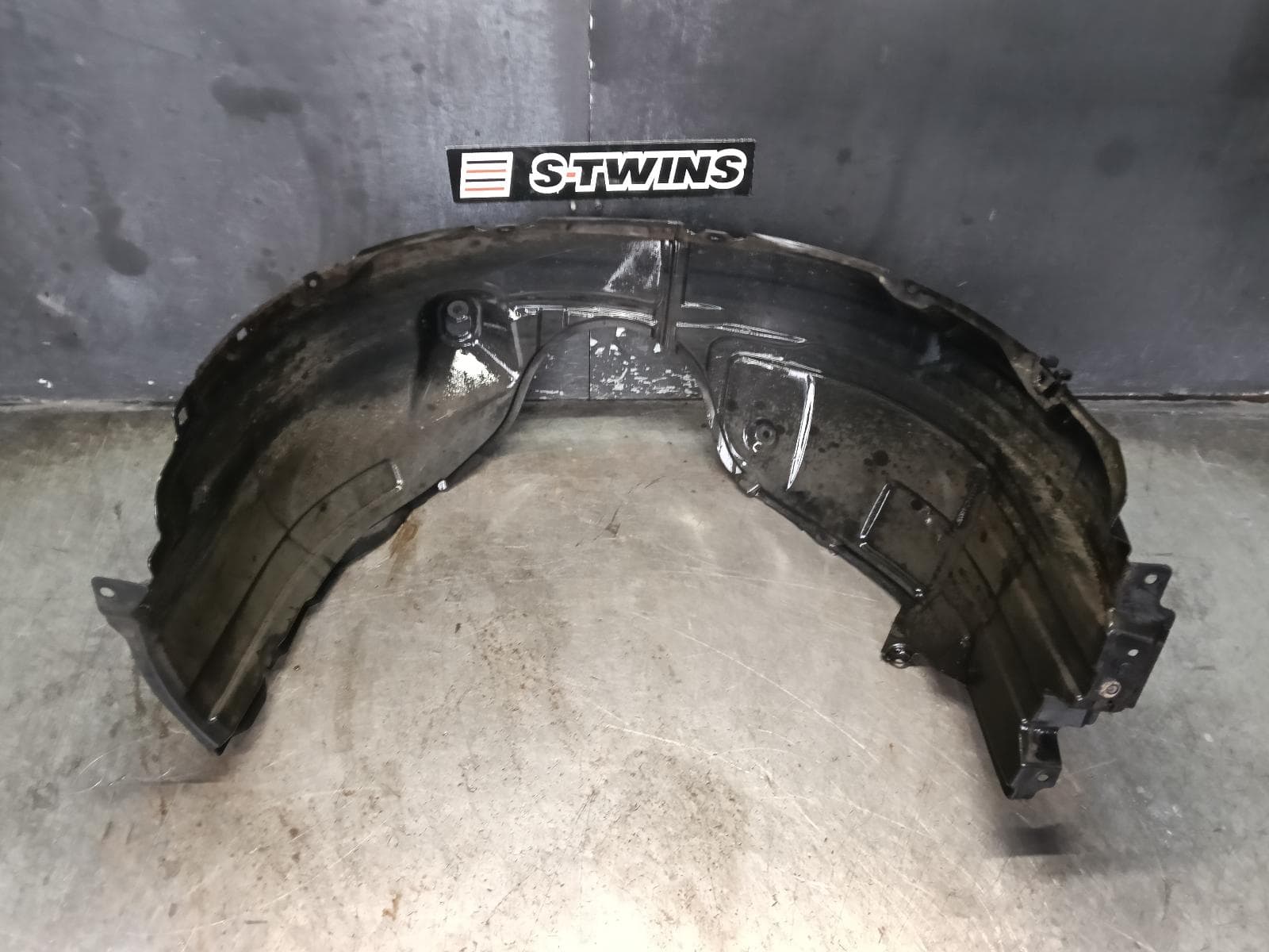 Used auto part listing image: 2015 TOYOTA CAMRY RIGHT GUARD LINER ASV50, ALTISE/RZ, 11/11-05/15 0000400196