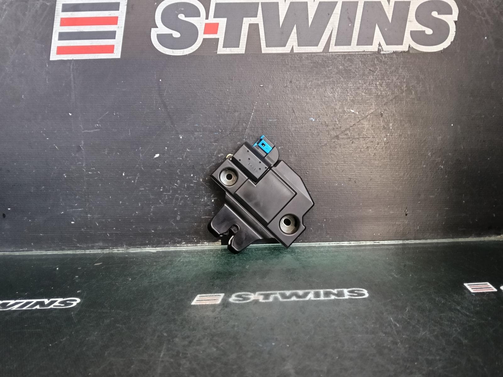 Used auto part listing image: 2015 TOYOTA CAMRY DOOR BOOT GATE LOCK BOOTLID LOCK, ASV50/AVV50, 11/11-10/17 0000400099