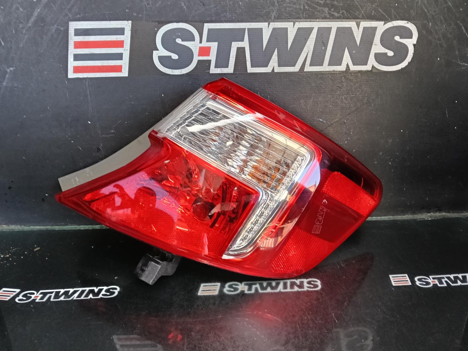 Used auto part listing image: 2015 TOYOTA CAMRY RIGHT TAILLIGHT ASV50, IN BODY, NON LED TYPE, 11/11-03/15 0000400102