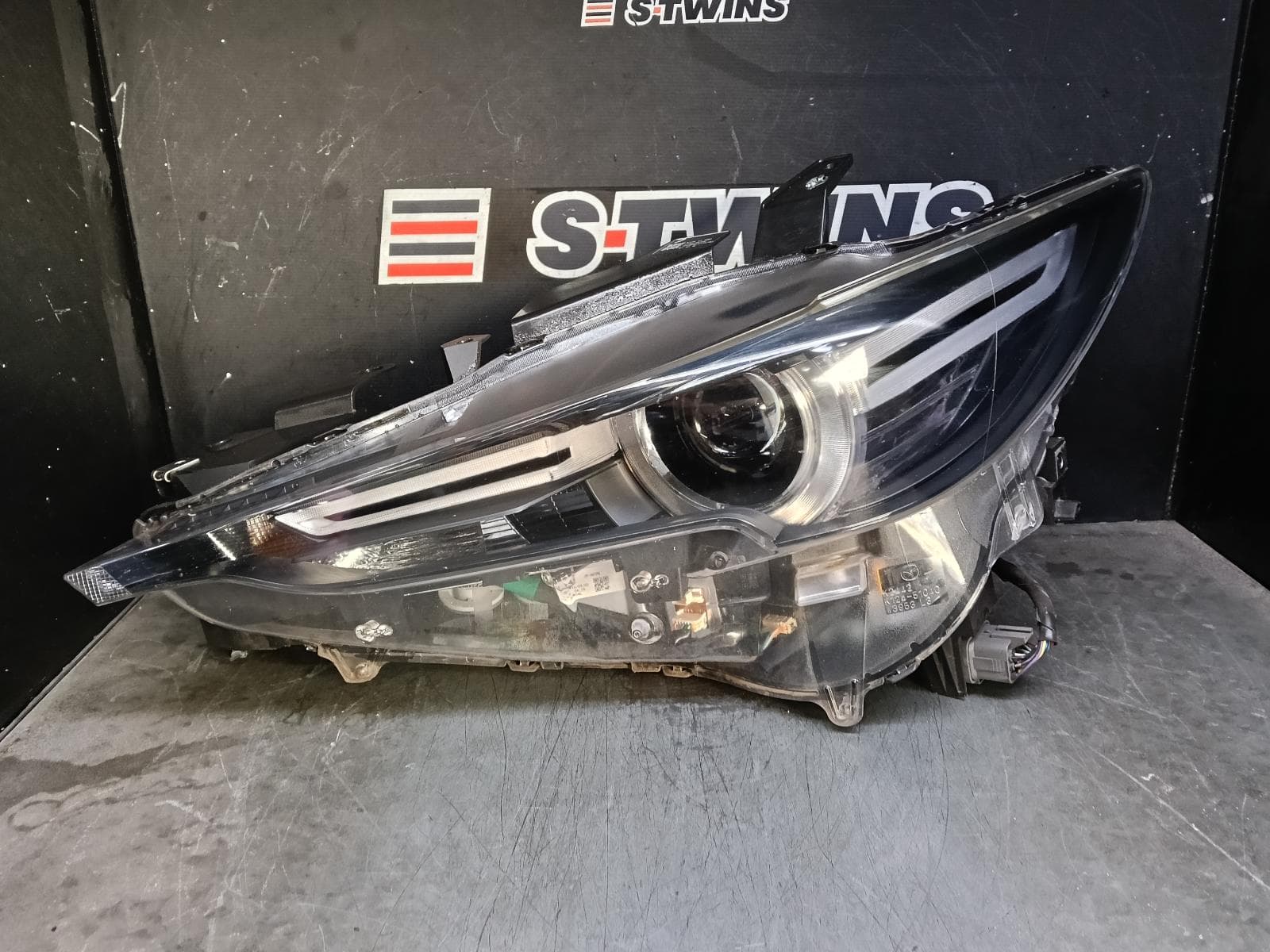 Used auto part listing image: 2019 MAZDA CX5 LEFT HEADLAMP NON AFS, NON ADAPTIVE, NON DAYTIME RUNNING LAMP, W/ SIGNATURE LIGHTS TYPE, KF, 02/17-08/21 0000400408
