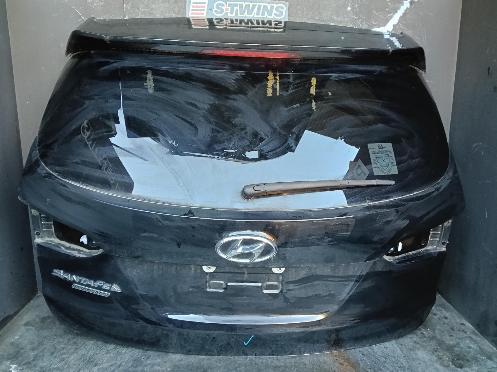 Used auto part listing image: 2016 HYUNDAI SANTA FE BOOTLID TAILGATE TAILGATE, DM, W/ POWER LIFTGATE TYPE, 09/14-02/18 0000399899