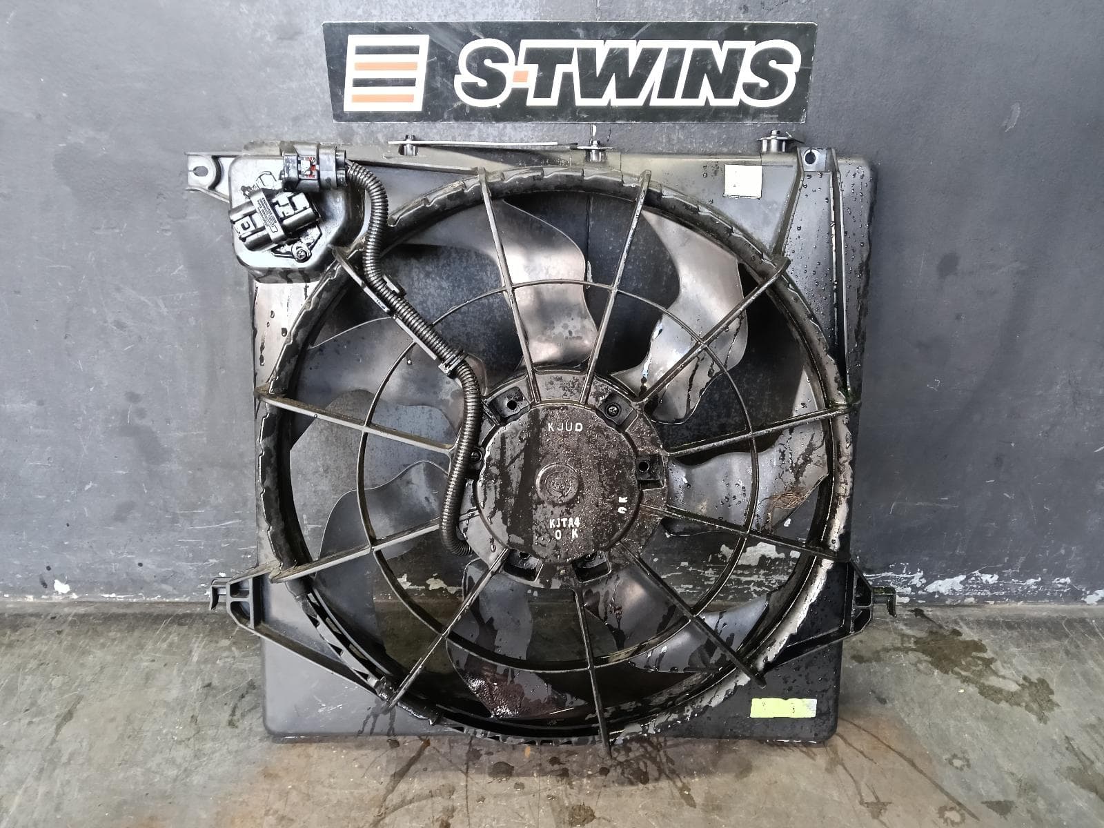 Used auto part listing image: 2016 HYUNDAI SANTA FE FAN RADIATOR FAN, 2.2, DIESEL, DM, 06/15-02/18 0000400280