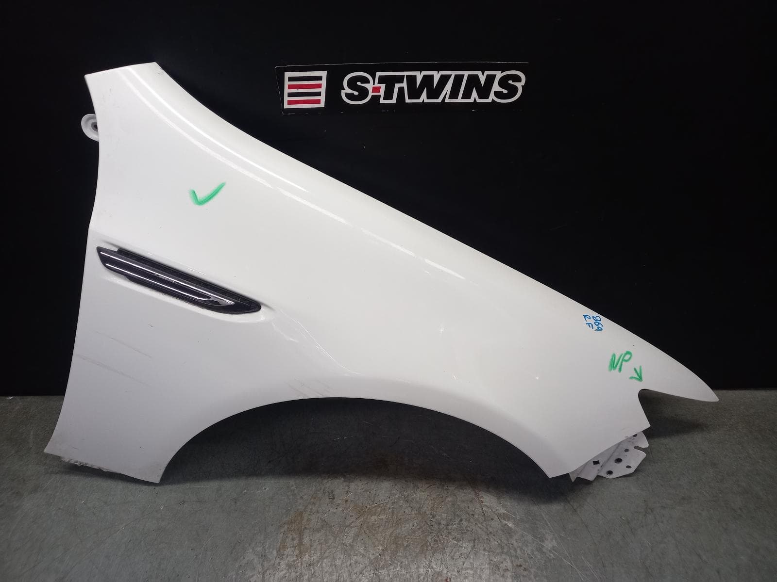 Used auto part listing image: 2016 FORD FALCON RIGHT GUARD FGX, 10/14-12/16 0000403895