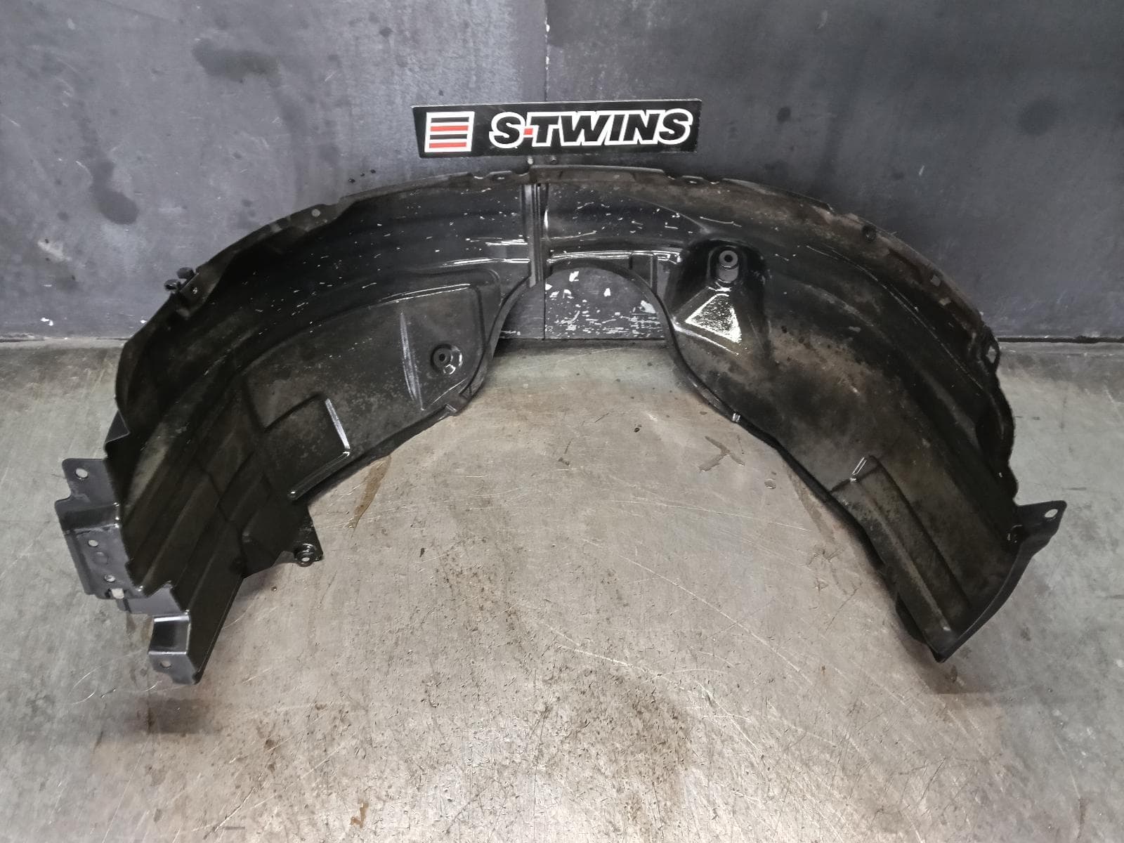 Used auto part listing image: 2015 TOYOTA CAMRY LEFT GUARD LINER ASV50, ALTISE/RZ, 11/11-05/15 0000400197