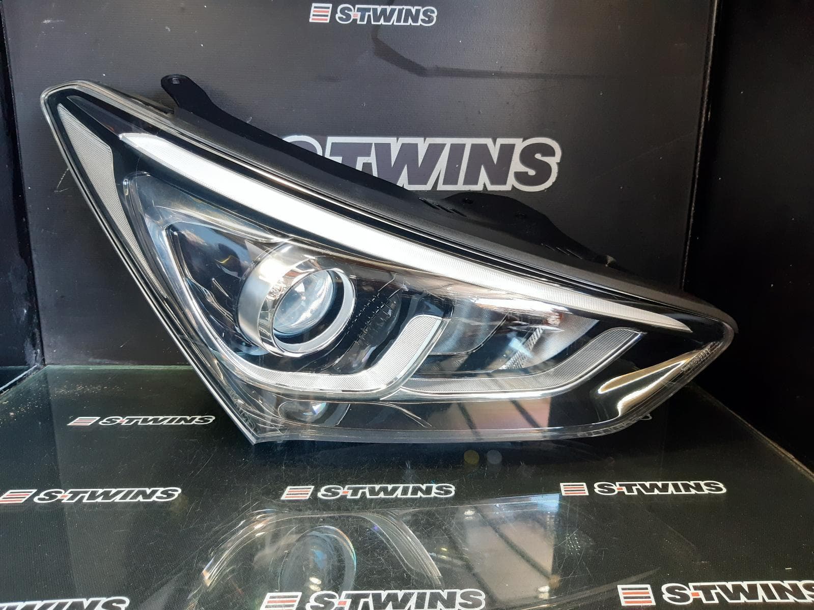 Used auto part listing image: 2016 HYUNDAI SANTA FE RIGHT HEADLAMP DM, XENON TYPE, 06/15-02/18 0000400173