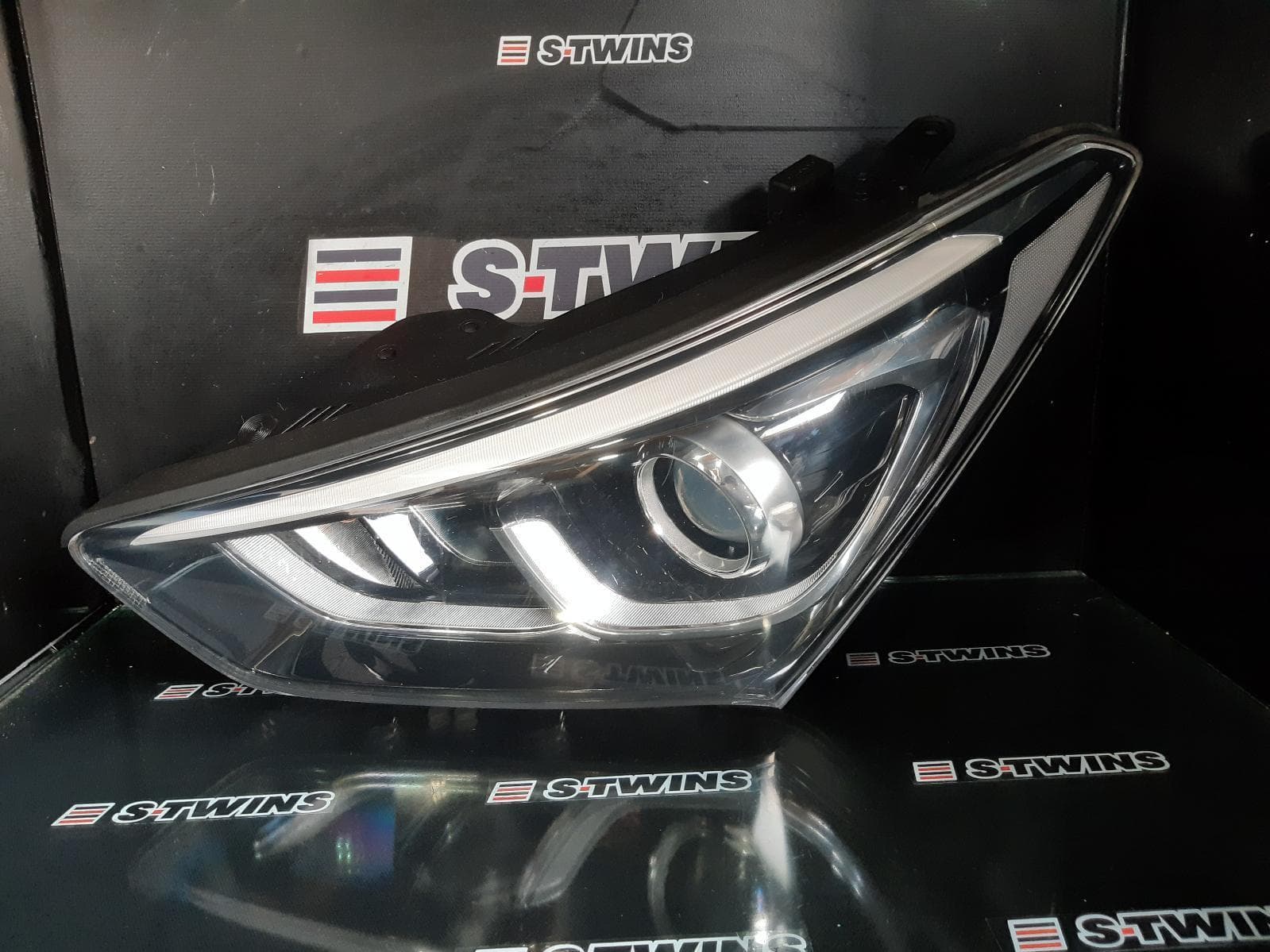 Used auto part listing image: 2016 HYUNDAI SANTA FE LEFT HEADLAMP DM, XENON TYPE, 06/15-02/18 0000400172