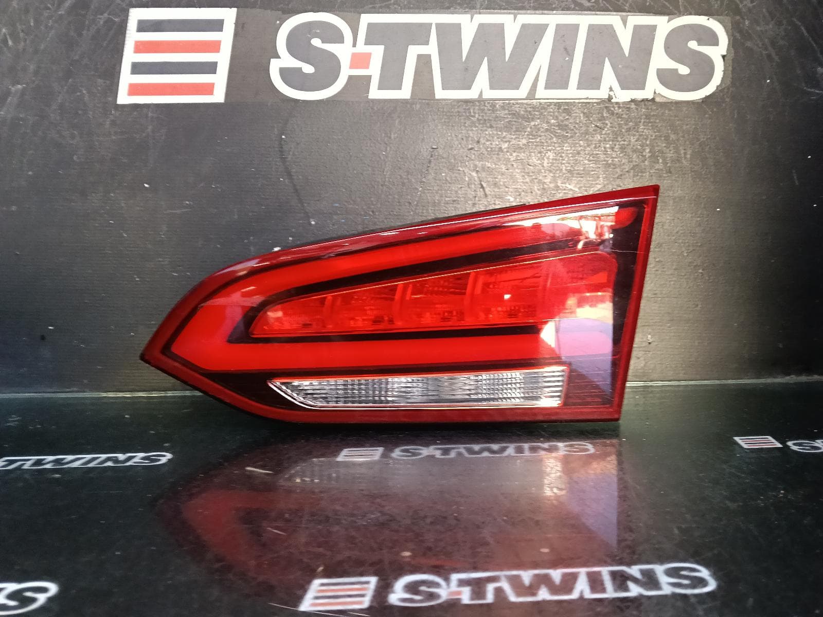 Used auto part listing image: 2016 HYUNDAI SANTA FE REAR GARNISH TAILGATE LAMP (RH SIDE), DM, LED TYPE, 06/15-02/18 0000400158