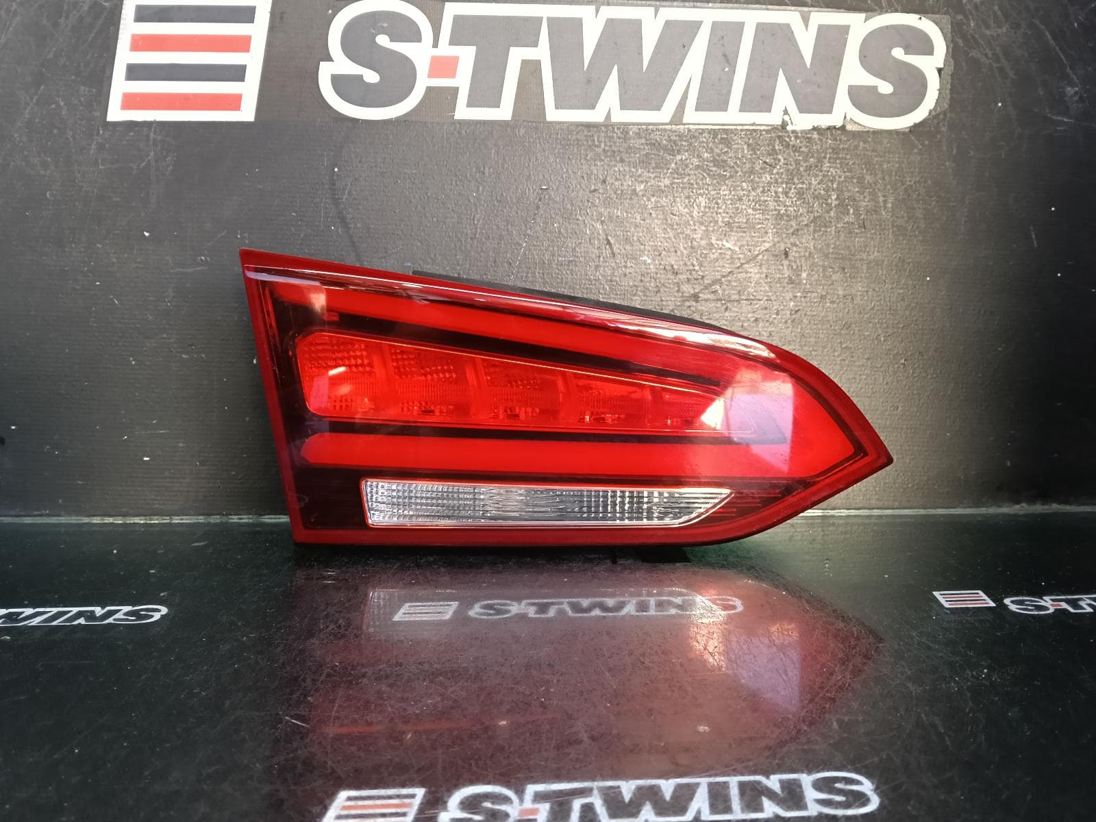 Used auto part listing image: 2016 HYUNDAI SANTA FE REAR GARNISH TAILGATE LAMP (LH SIDE), DM, LED TYPE, 06/15-02/18 0000400159