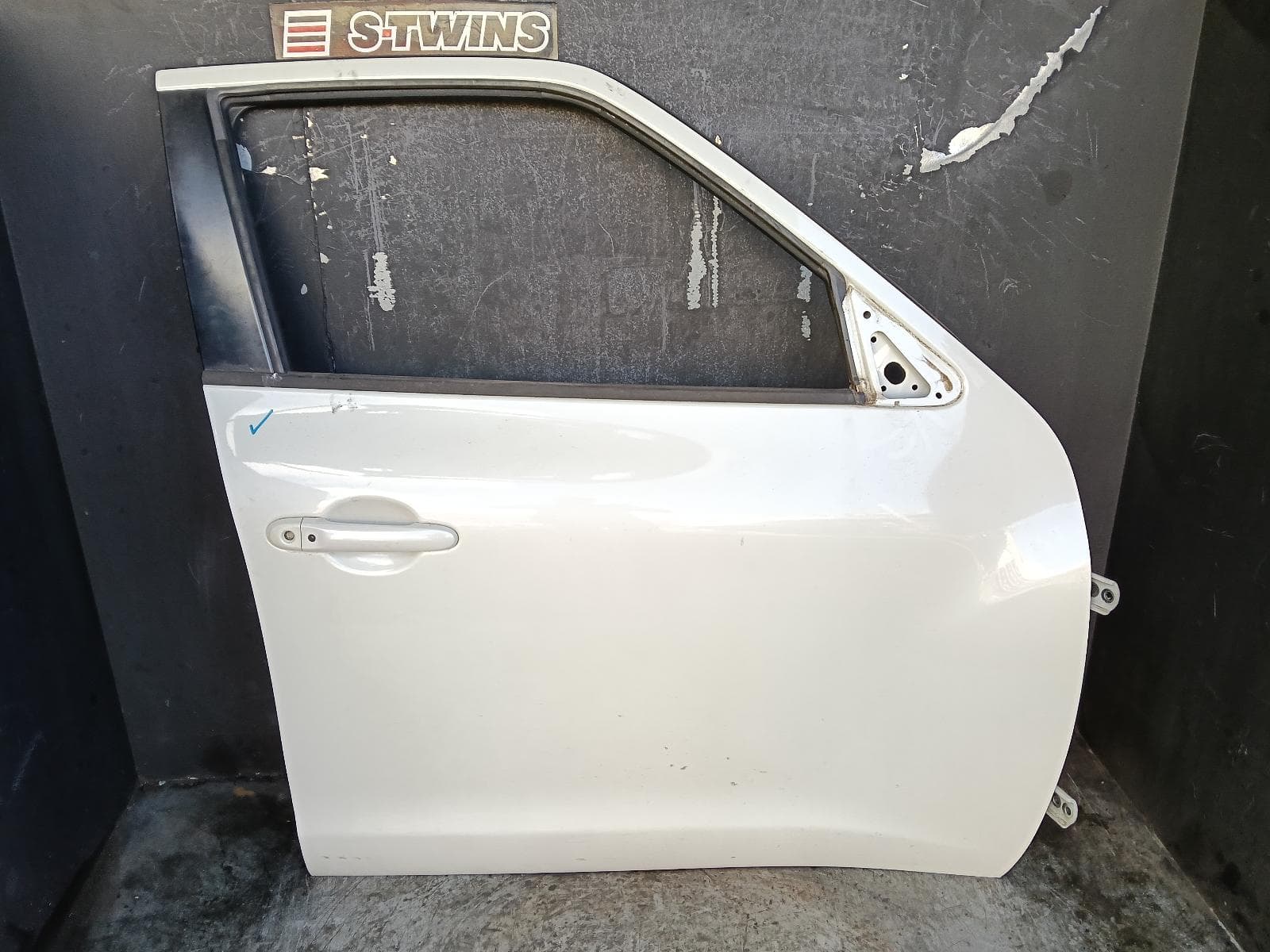 Used auto part listing image: 2016 NISSAN JUKE RIGHT FRONT DOOR F15, 06/10-12/19 0000400566