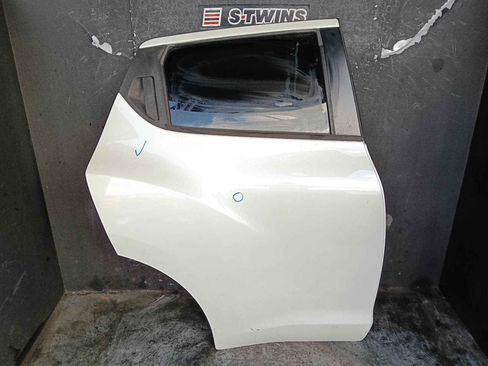 Used auto part listing image: 2016 NISSAN JUKE RIGHT REAR DOOR SLIDING F15, 06/10-12/19 0000400568